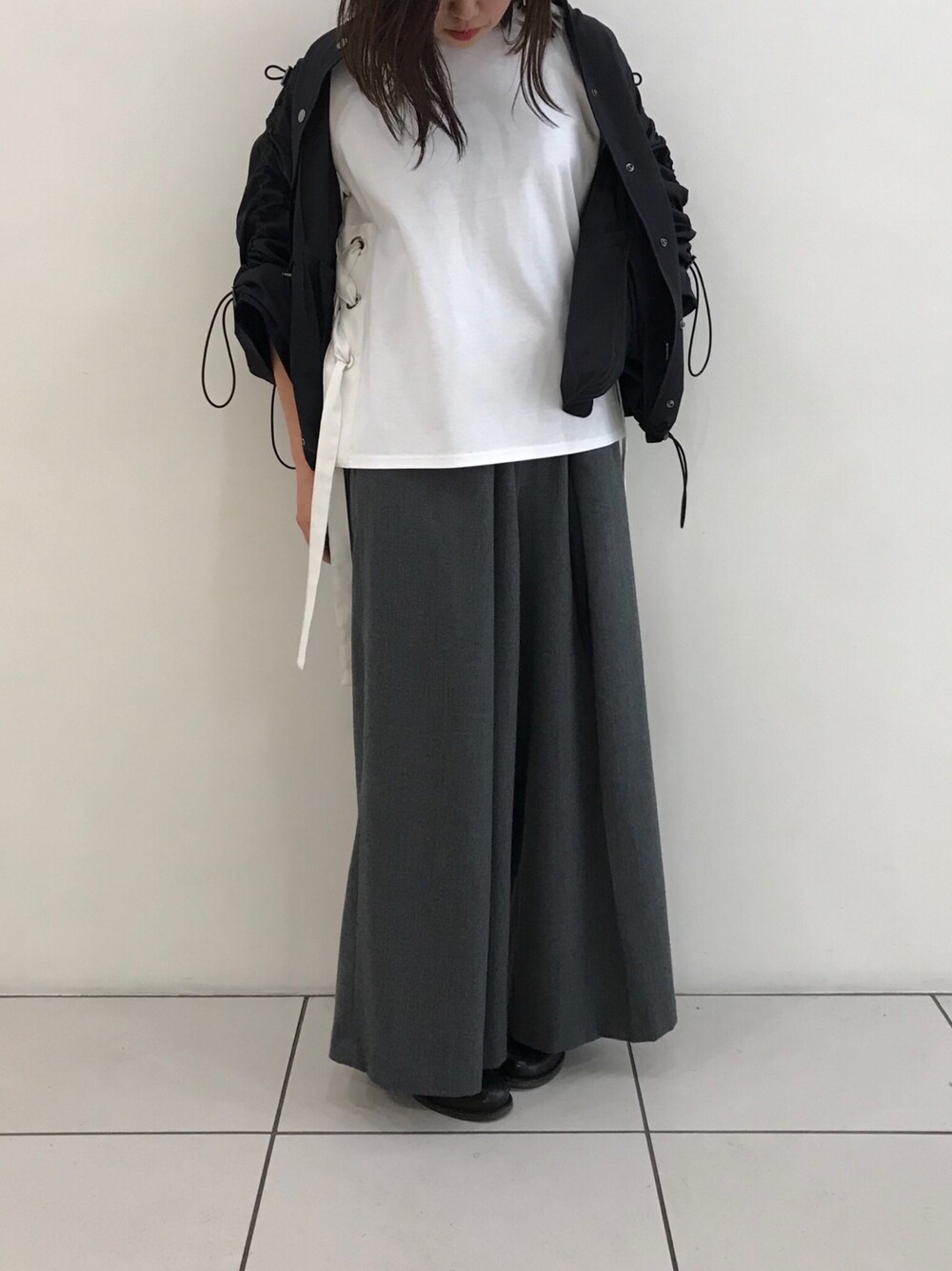「B2nd、春コーデ、オトナカジュアル、ワイドパンツ、レースアップ、ブーツ、パンツスタイル、モノトーン、マニッシュ」｜「blanc basqueのBLANC basque （ブランバスク）NyストレッチワイドPT（その他パンツ、グレー系）」を使った、kiyomiさん（レディース・155cm）の冬コーディネートの1枚目の写真
