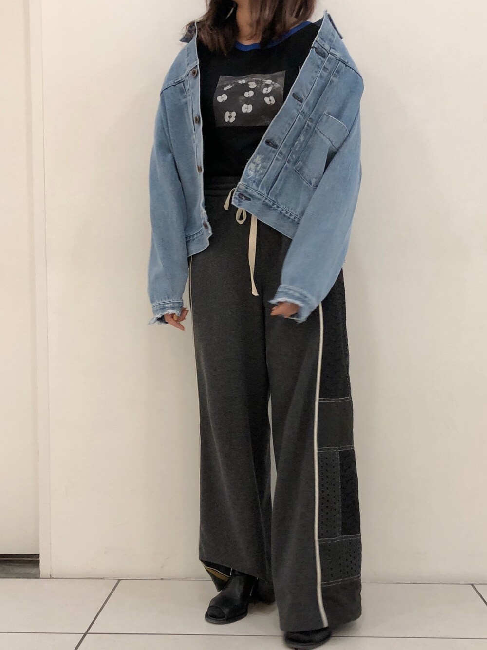 「デニム、カジュアル、大人カジュアル、ワイドパンツ、メンズライク、ラフ、春色、春コーデ」｜「ALYSIのアイテム（パンツ、グレー系）」を使った、kiyomiさん（レディース・155cm）の冬コーディネートの1枚目の写真