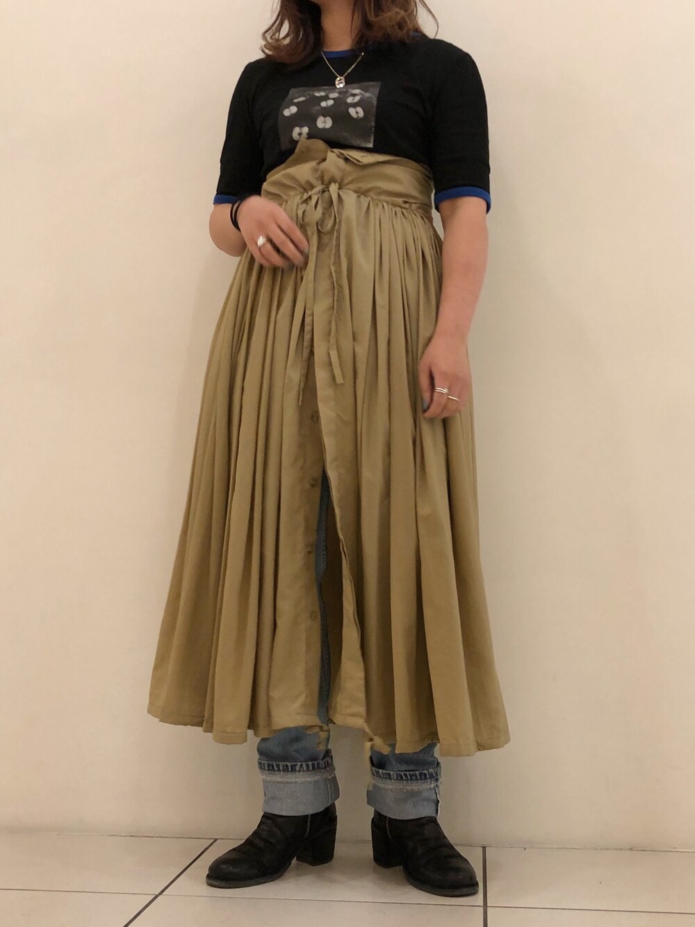 「ゆるコーデ、春色、ロングスカート、レイヤードスタイル、デニムパンツ、デニム、ストリート、ガーリー」｜「CHRISTIAN DADAのARAKI Print Bicolor T-shirt（Tシャツ/カットソー、ブラック系）」を使った、kiyomiさん（レディース・155cm）の春コーディネートの1枚目の写真