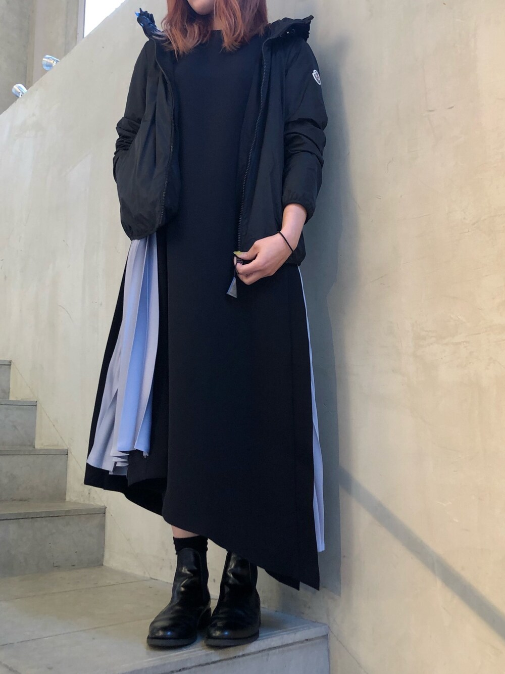 「オトナ女子、春コーデ、ナイロンブルゾン、プリーツワンピース、サイドプリーツ、ブーツ、ワンピース」｜「EZUMiのEZUMi（エズミ）別注アシンメトリーサイドプリーツワンピース（ワンピース、ブルー系）」を使った、kiyomiさん（レディース・155cm）の春コーディネートの1枚目の写真