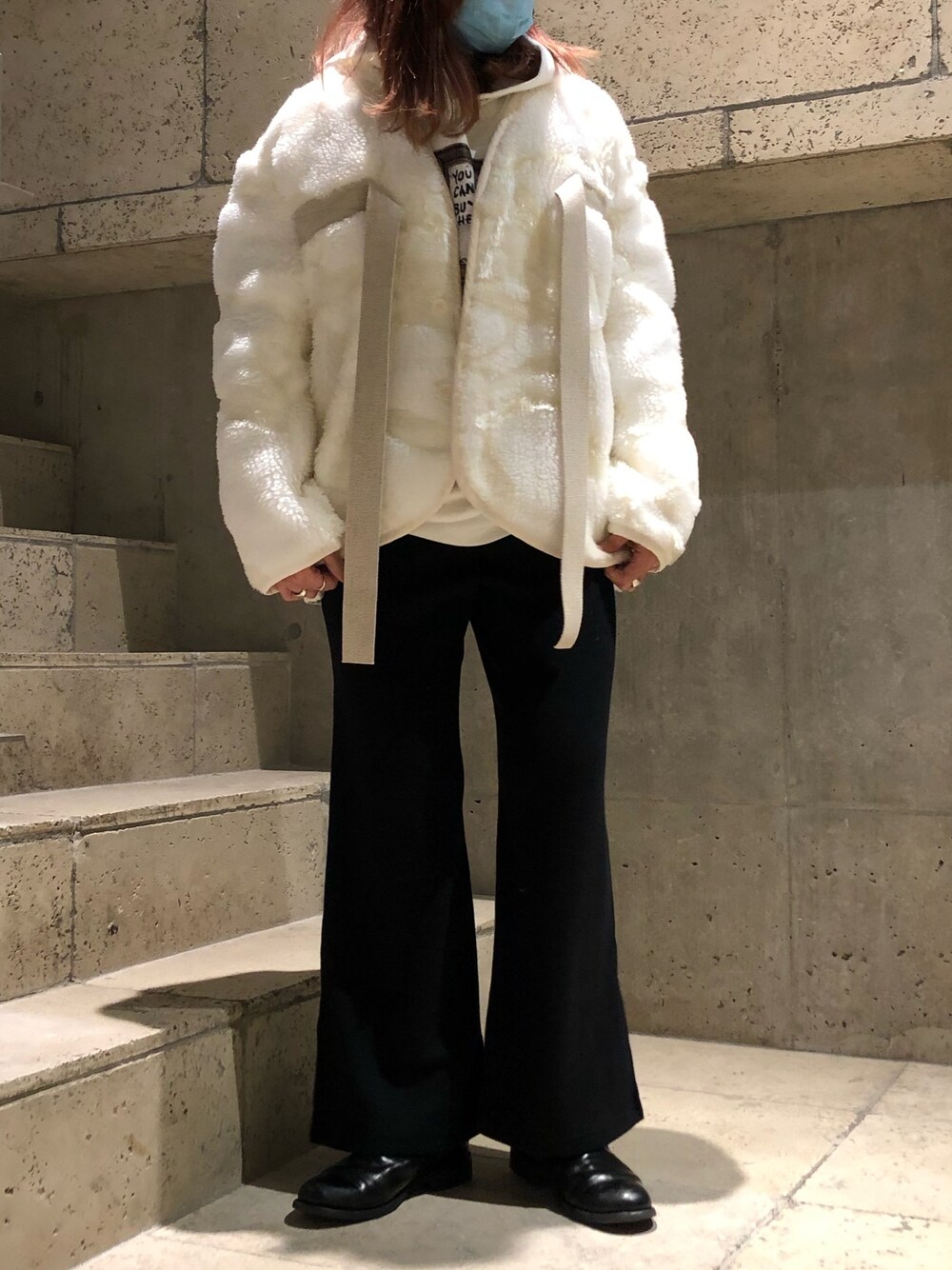 「ブーツ、ホワイト、リブパンツ、モノトーン、ニットパンツ、カジュアルコーデ、sanders、秋コーデ、ボアブルゾン、femment」｜「DROIT BELLOのDROIT BELLO（ドロイトベロ）カットパンツ（その他パンツ、ブラック系）」を使った、kiyomiさん（レディース・155cm）の秋コーディネートの1枚目の写真