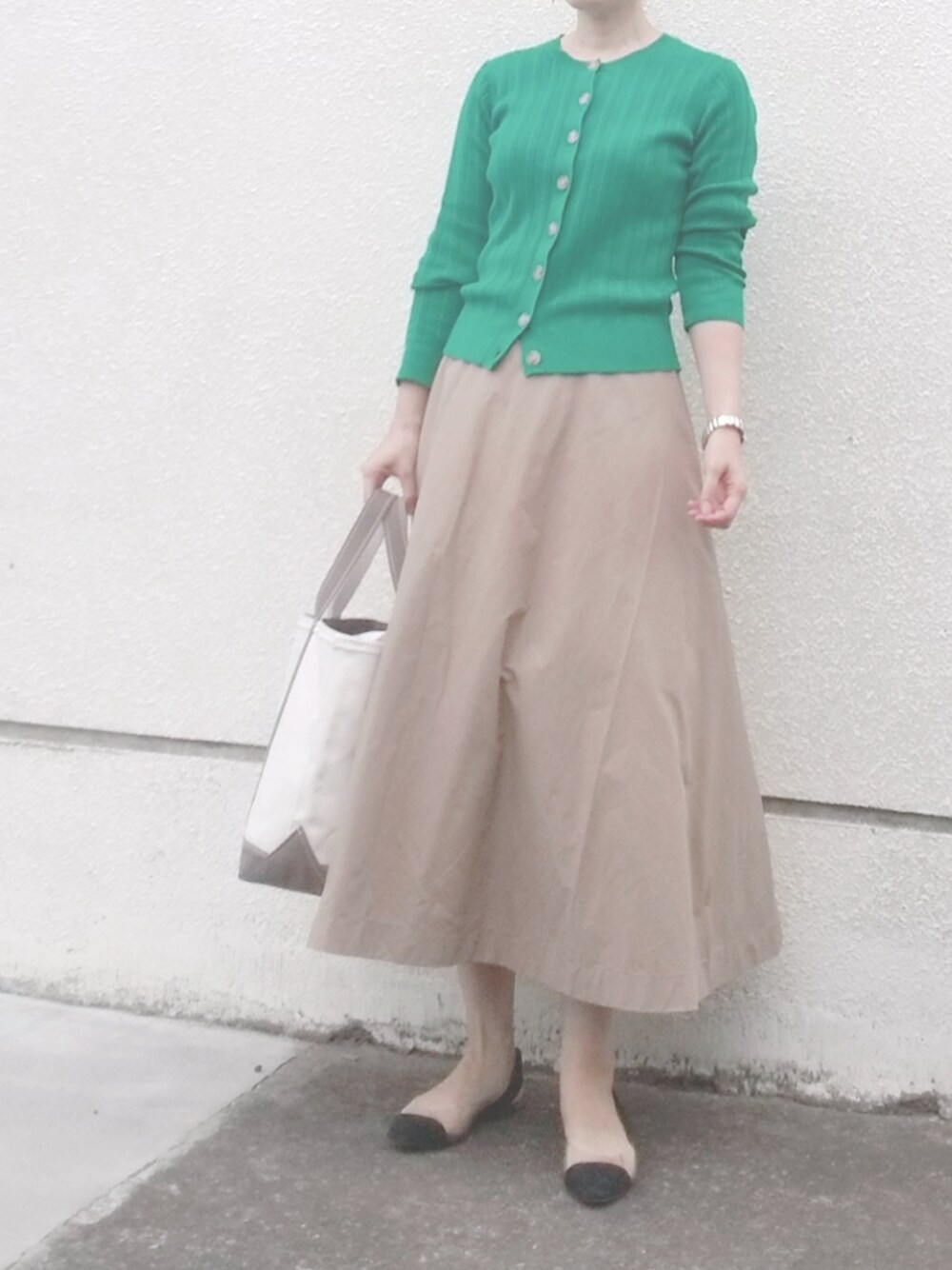 「大人カジュアル、シンプル、オトナカジュアル、スカート、オフィスカジュアル、大人コーデ、ZARA」｜「ROPE' PICNICのランダムリブカーディガン（カーディガン/ボレロ、グリーン系）」を使った、ゆうゆさん（レディース・165cm）の春コーディネートの1枚目の写真