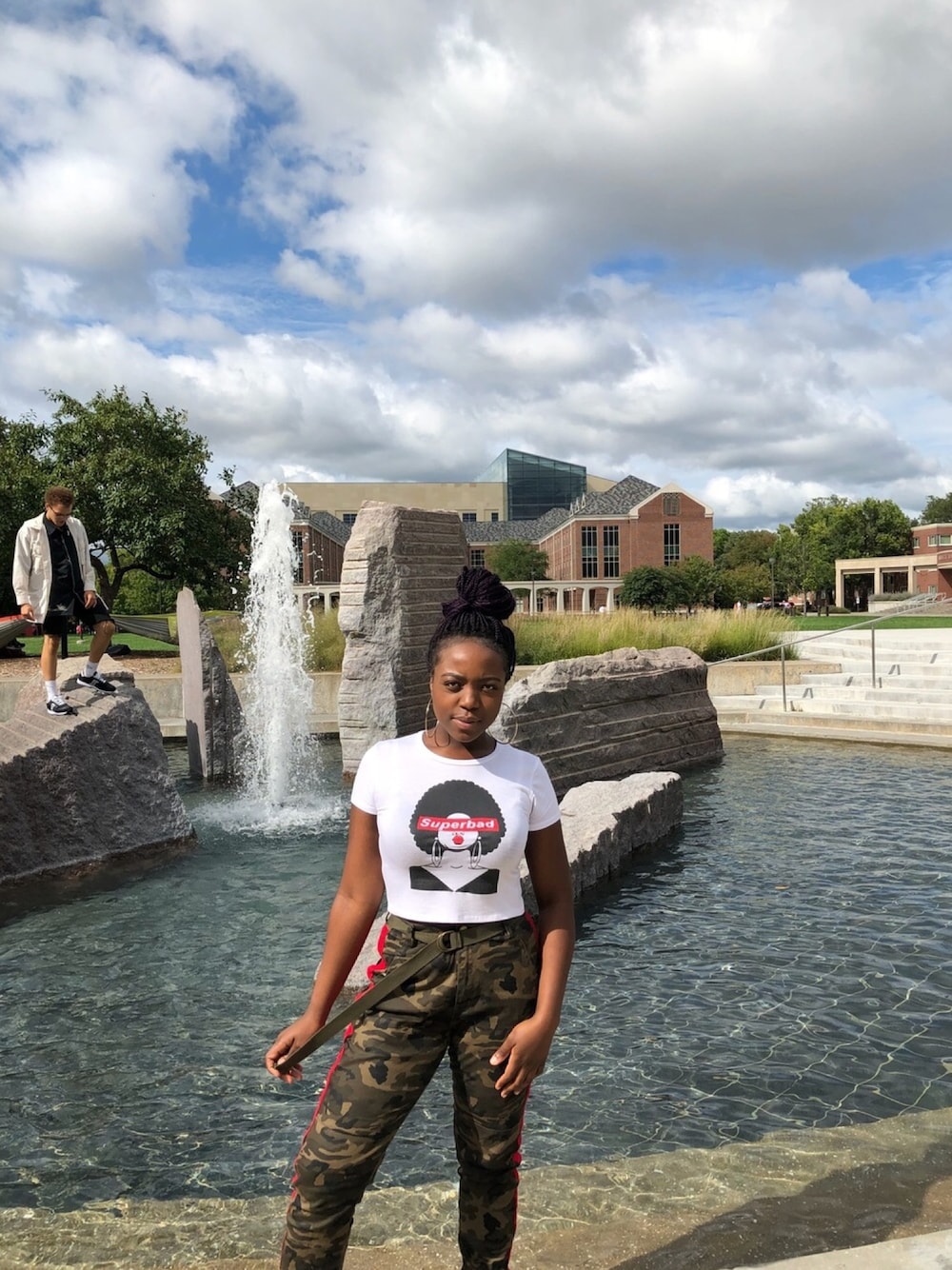 ホワイト系のTシャツ/カットソー、その他のカーゴパンツを着用したレディースの秋コーディネートの1枚目の写真