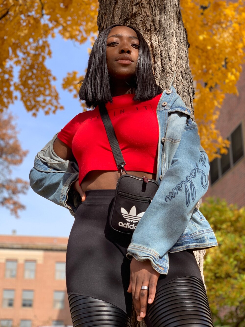 「red、denim、blue、street、streetstyle、adidas、black、fashionnova、fashion」｜「FashionNovaのアイテム（その他パンツ、ブラック系）」を使った、✨ princessunyoh ✨さん（レディース・168cm）の秋コーディネートの1枚目の写真