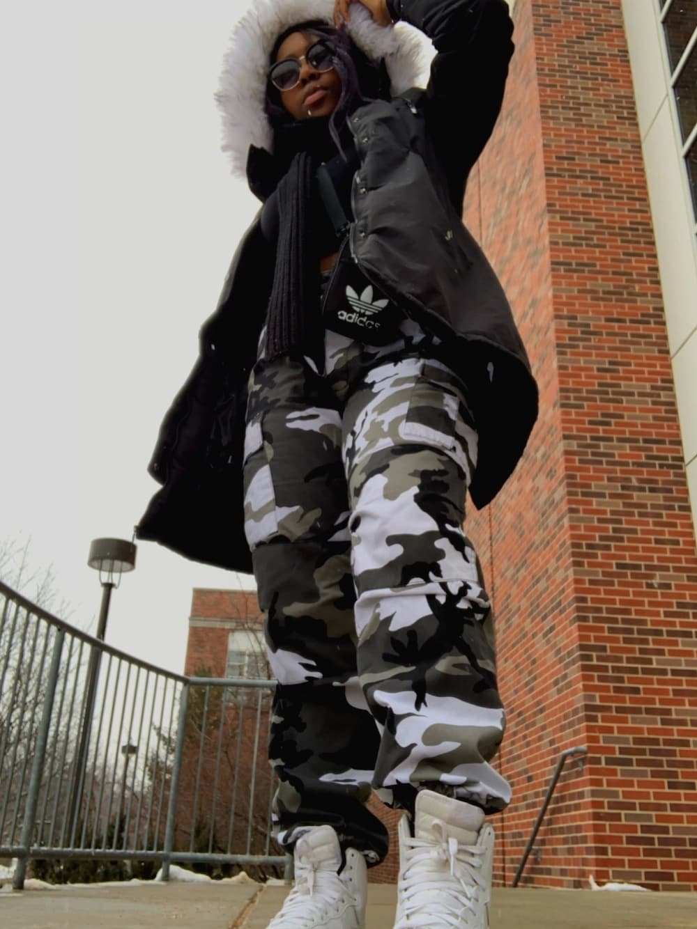 「camo、black、winter、STYLE、girl、NIKE、FOREVER 21、white、school、BASIC」｜「URBAN OUTFITTERSのアイテム（カーゴパンツ、ブラック系）」を使った、✨ princessunyoh ✨さん（レディース・168cm）の冬コーディネートの1枚目の写真