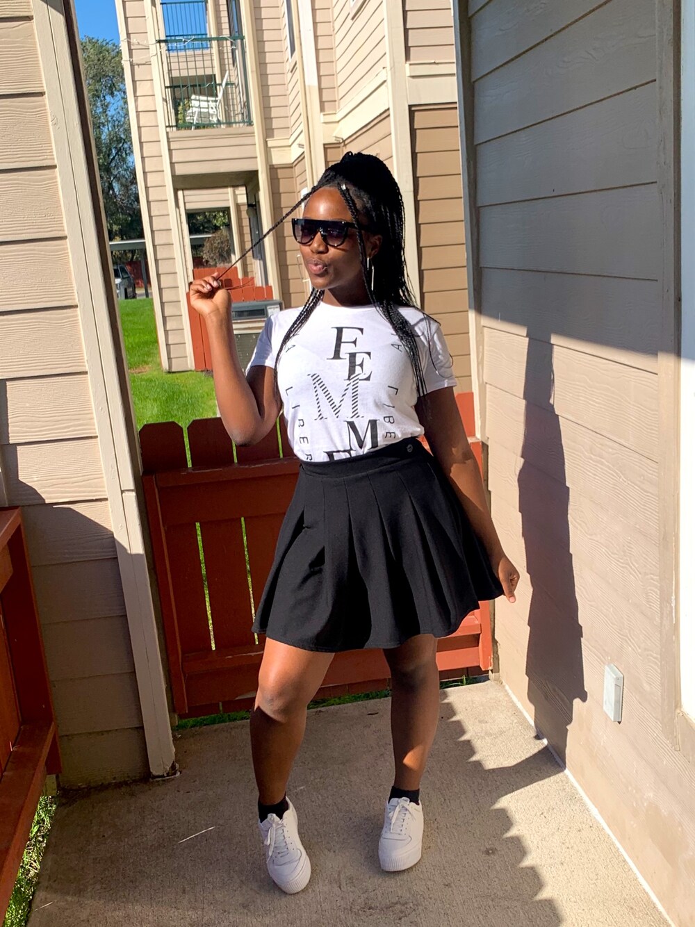 「boohoo、asos、black and white、Tshirts、cute style、backtoschool、prettylittlething、white、fashionista」｜「Pretty Little Thingsのアイテム（スカート、ブラック系）」を使った、✨ princessunyoh ✨さん（レディース・168cm）の秋コーディネートの1枚目の写真