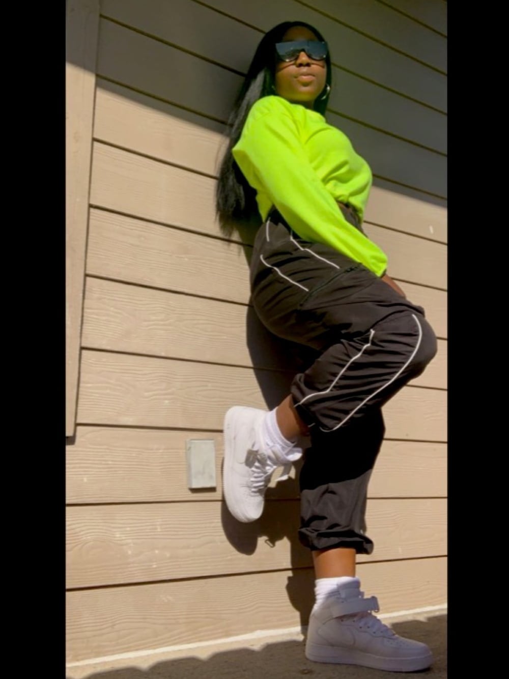 「street、romwe sneakers、NIKE、airforce1、neon、black、fall、windbreaker、fashion、90’s」｜「Romweのアイテム（スウェット、イエロー系）」を使った、✨ princessunyoh ✨さん（レディース・168cm）の秋コーディネートの1枚目の写真