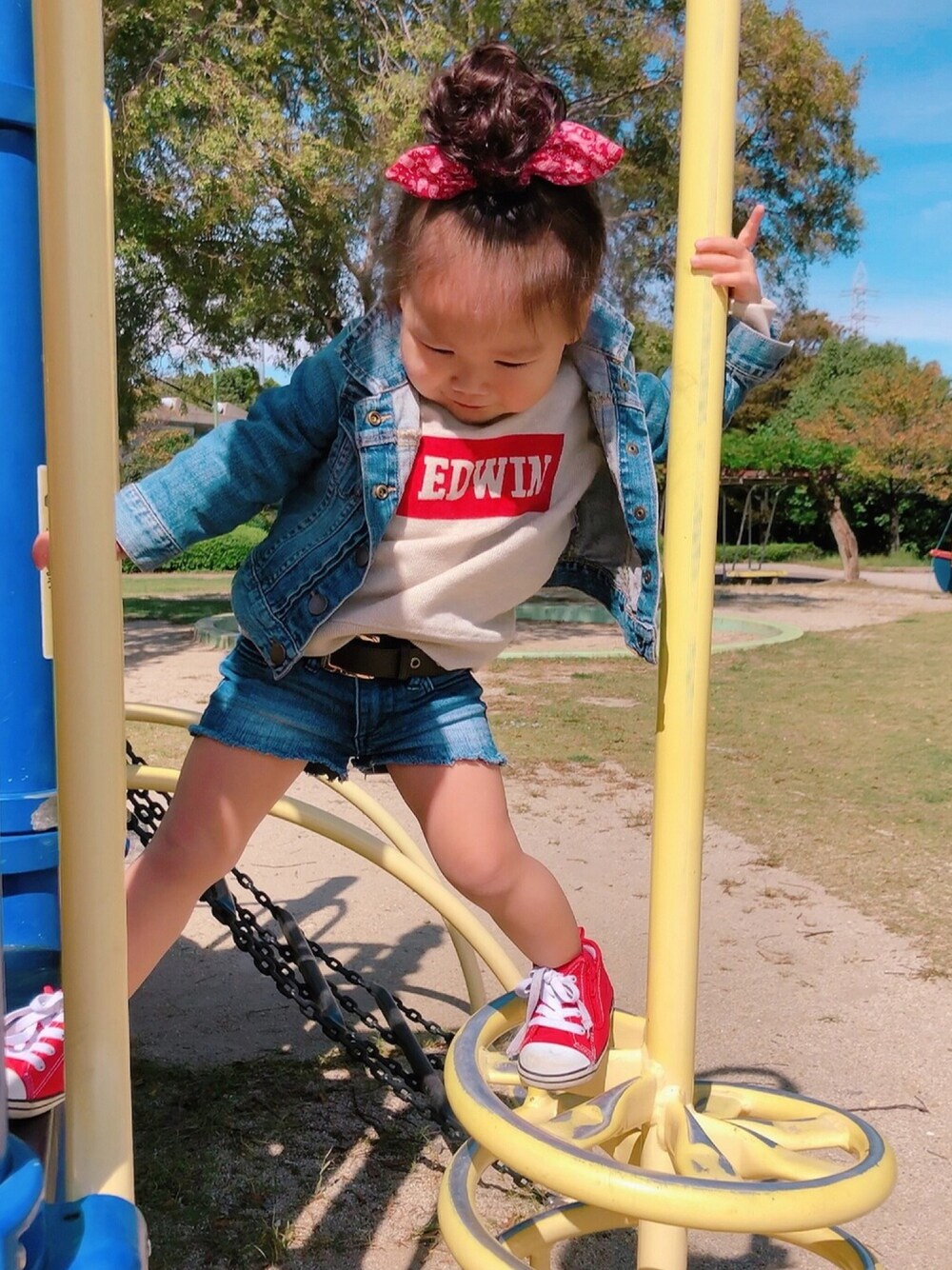 「キッズ、キッズファッション、キッズコーデ、2歳、ショートパンツ、リメイク、デニムジャケット、おしゃれさんと繋がりたい」｜「EDWINのアイテム（ニット/セーター、ベージュ系）」を使った、KUREAさん（キッズ・90cm）の春コーディネートの1枚目の写真