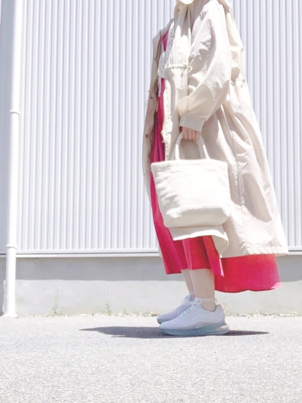 「シンプルコーデ、ラクチンコーデ、スニーカーコーデ、トートバッグ、ワンピース、ニットベスト、GU、NIKE、NIKE AIR MAX、マウンテンパーカー」｜「LOWRYS FARMのアイテム（ベスト、ホワイト系）」を使った、りささん（レディース・160cm）の春コーディネートの1枚目の写真