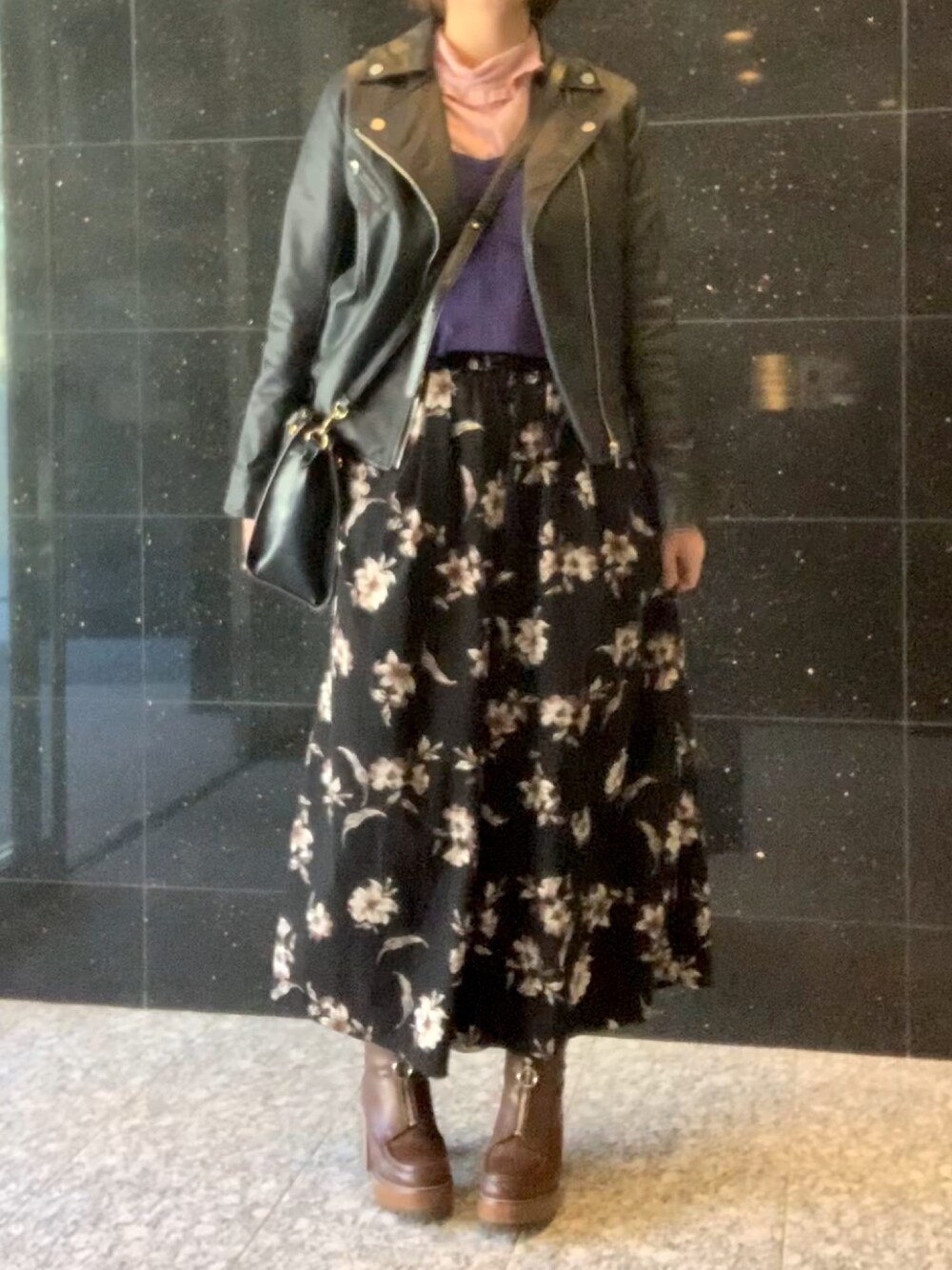 ブラック系のその他パンツ、ブラック系のライダースジャケット、ブラウン系のブーツを着用したレディースの春コーディネートの1枚目の写真