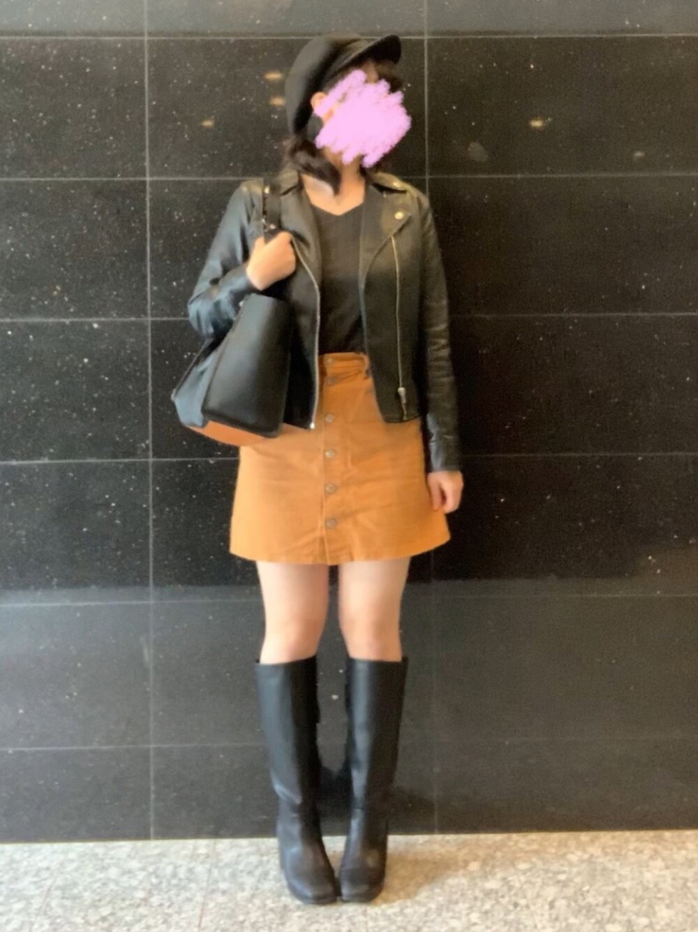 グレー系のTシャツ/カットソー、ブラック系のブーツを着用したレディースの春コーディネートの1枚目の写真