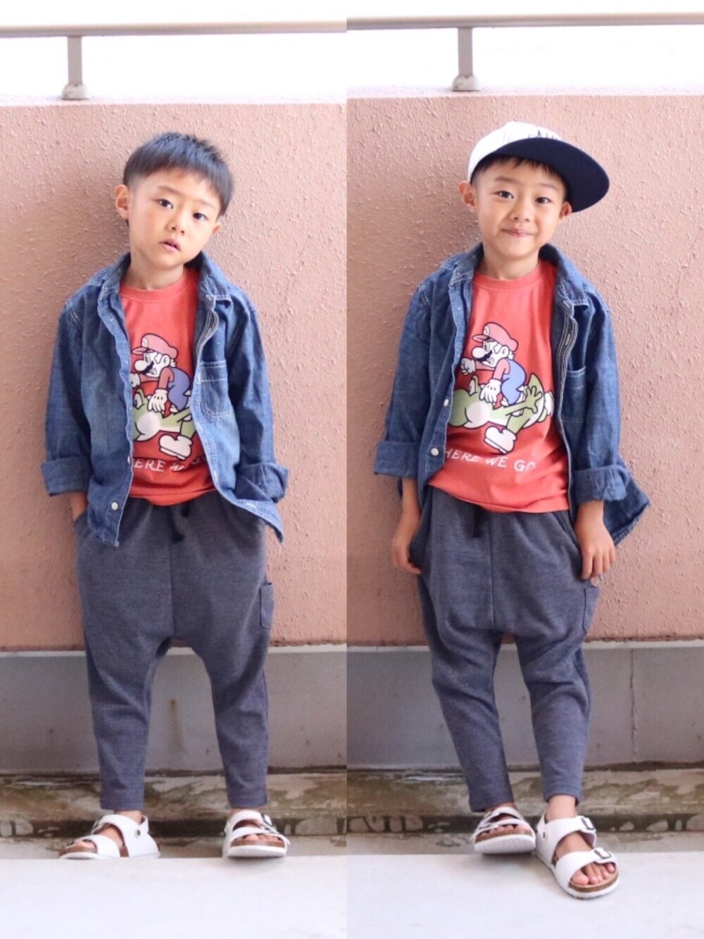 レッド系のTシャツ/カットソー、グレー系のパンツ、ホワイト系のサンダルを着用したキッズの春コーディネートの1枚目の写真