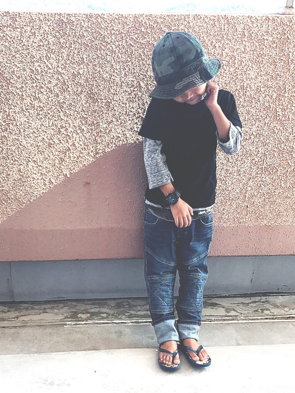 グレー系のTシャツ/カットソー、ブルー系のデニムパンツ、その他のハットを着用したキッズの夏コーディネートの1枚目の写真