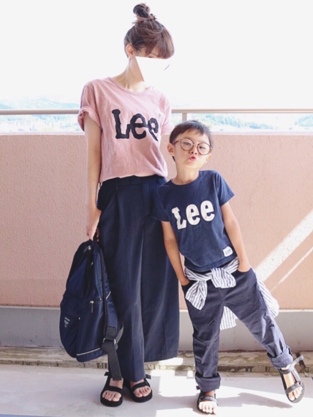 ピンク系のTシャツ/カットソー、ブルー系のバックパック/リュック、ブルー系のTシャツ/カットソーを着用したキッズの夏コーディネートの1枚目の写真