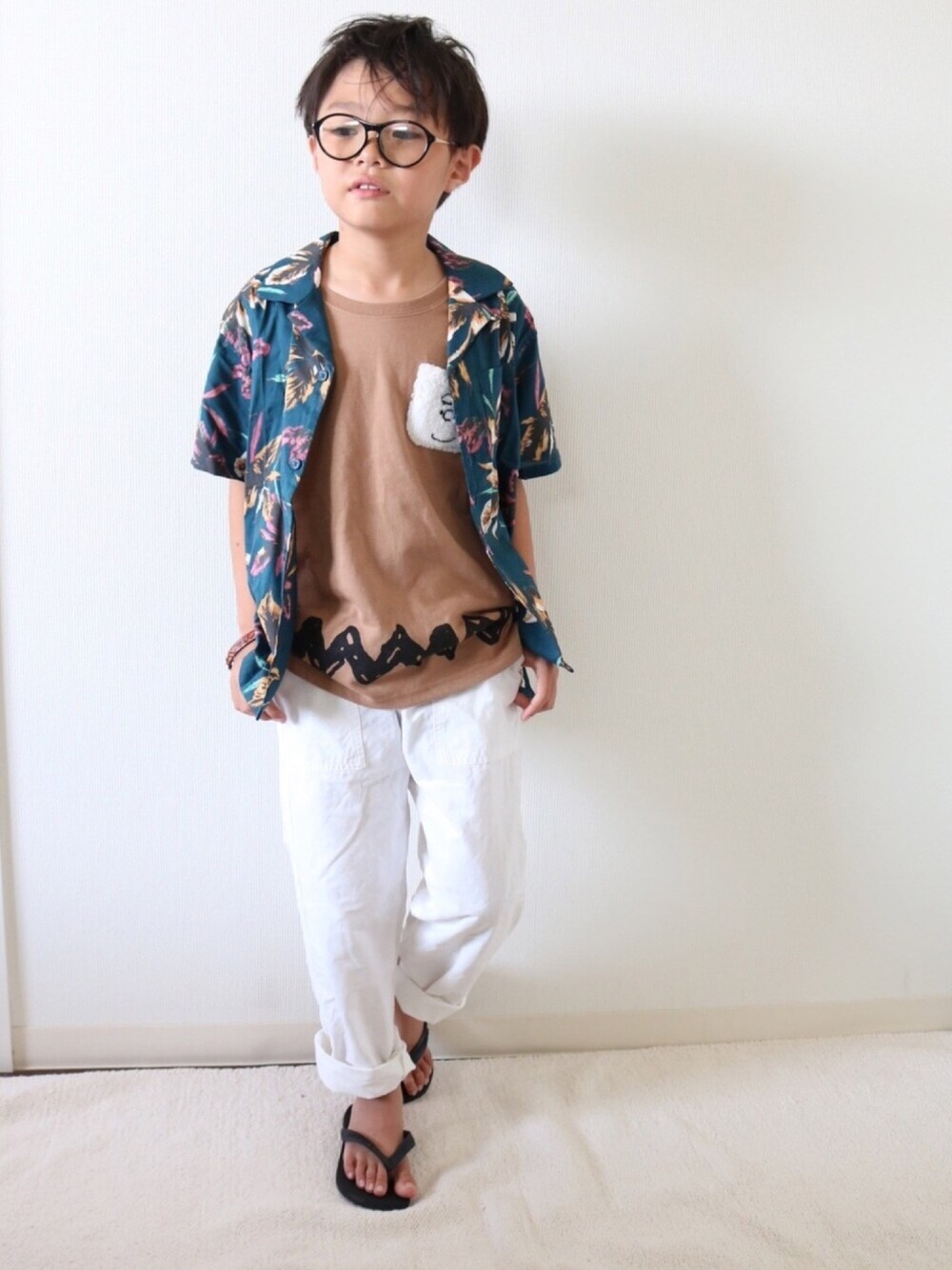 「キッズファッション、サンダル、ワイドバンツ、7歳、男の子、小学生コーデ、kids、開襟シャツ、ポケT、白パンツ」｜「CIAOPANIC TYPYの【ママとおそろい】ぼかしフラワー開襟シャツ（シャツ/ブラウス、ブルー系）」を使った、Lilick0408さん（キッズ・122cm）の夏コーディネートの1枚目の写真