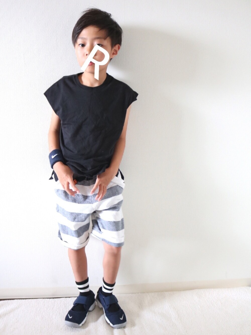 ブラック系のTシャツ/カットソー、ブルー系のその他パンツ、ブルー系のスニーカーを着用したキッズの夏コーディネートの1枚目の写真