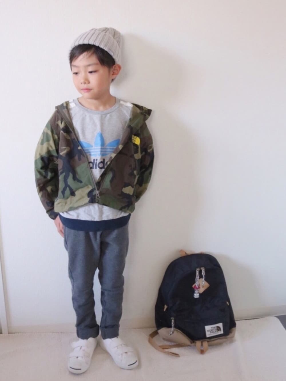 その他のマウンテンパーカー、グレー系のその他パンツ、ホワイト系のスニーカーを着用したキッズの秋コーディネートの1枚目の写真