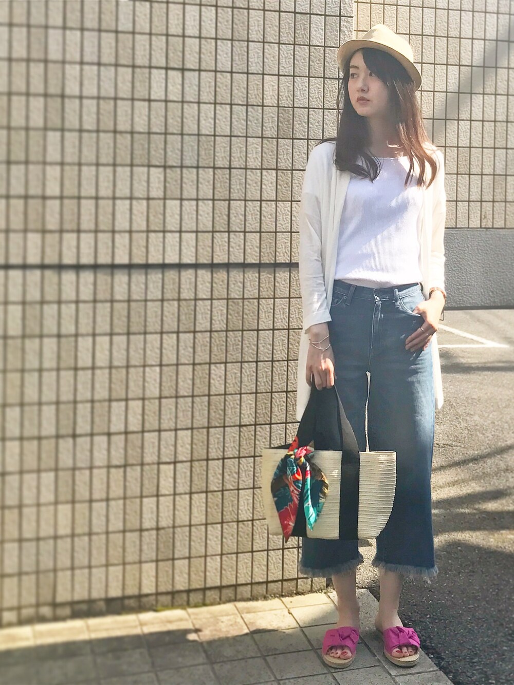 「シンプルコーデ、プチプラコーデ、大人カジュアル、上下UNIQLO、デニム」｜「UNIQLOのリブバレエネックT（半袖）（Tシャツ/カットソー、ホワイト系）」を使った、Emiさん（レディース・174cm）の夏コーディネートの1枚目の写真