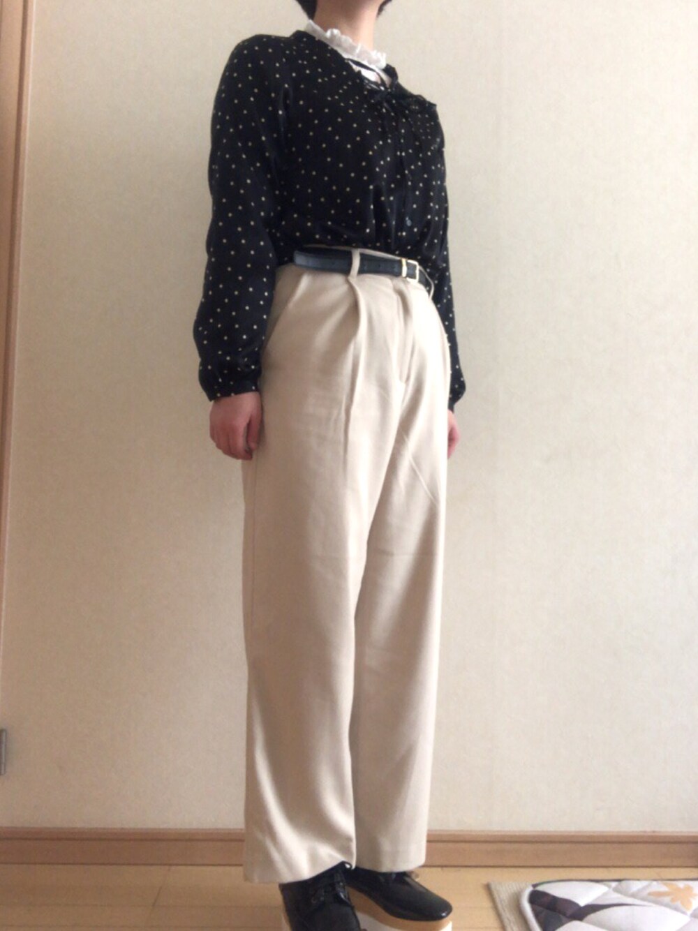 「LOWRYS FARMのアイテム（パンツ、ベージュ系）」を使った、renaさん（レディース・159cm）の春コーディネートの1枚目の写真