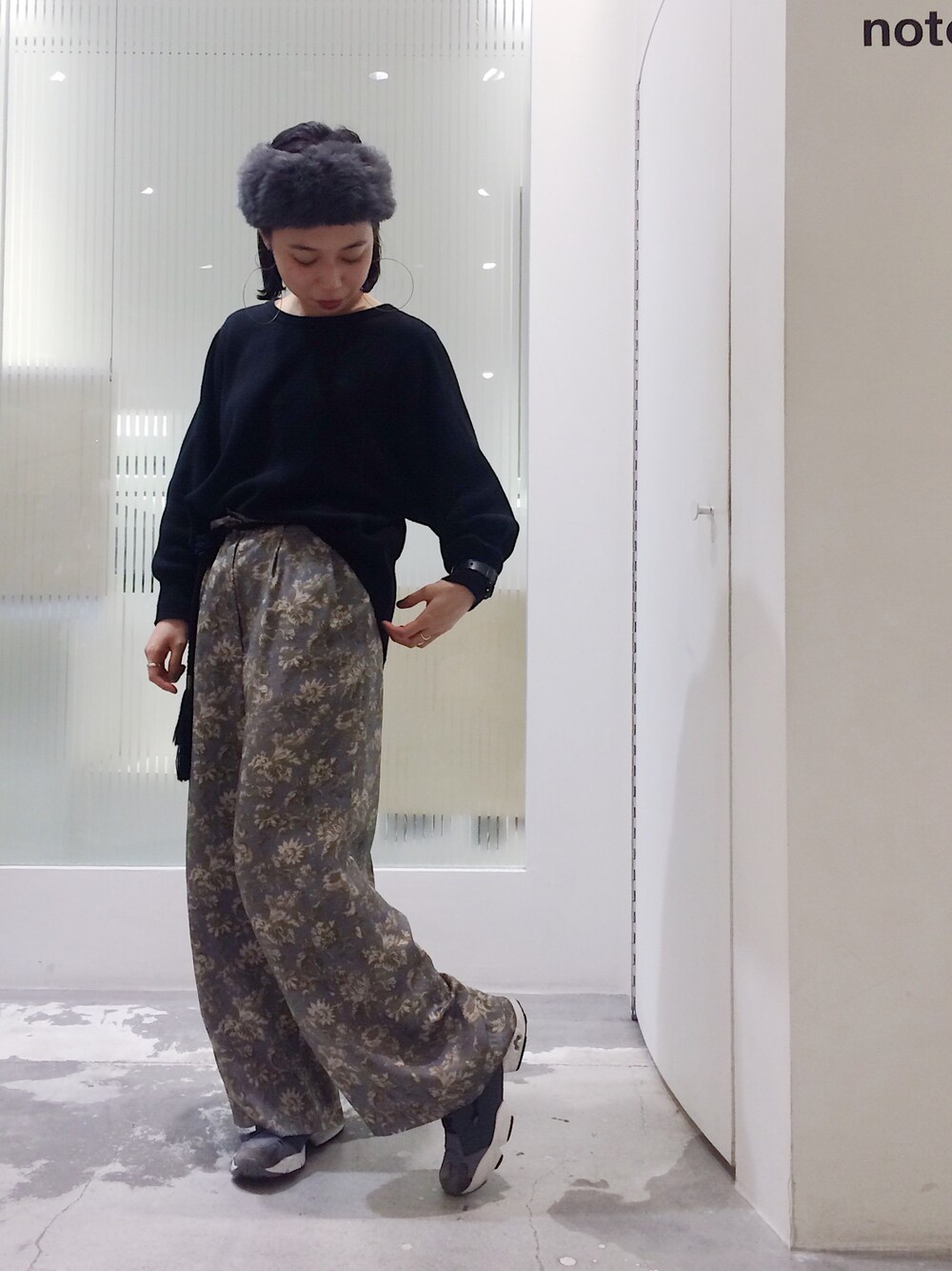 ブラック系のTシャツ/カットソー、グレー系のその他パンツ、グレー系のスニーカーを着用したレディースの秋コーディネートの1枚目の写真