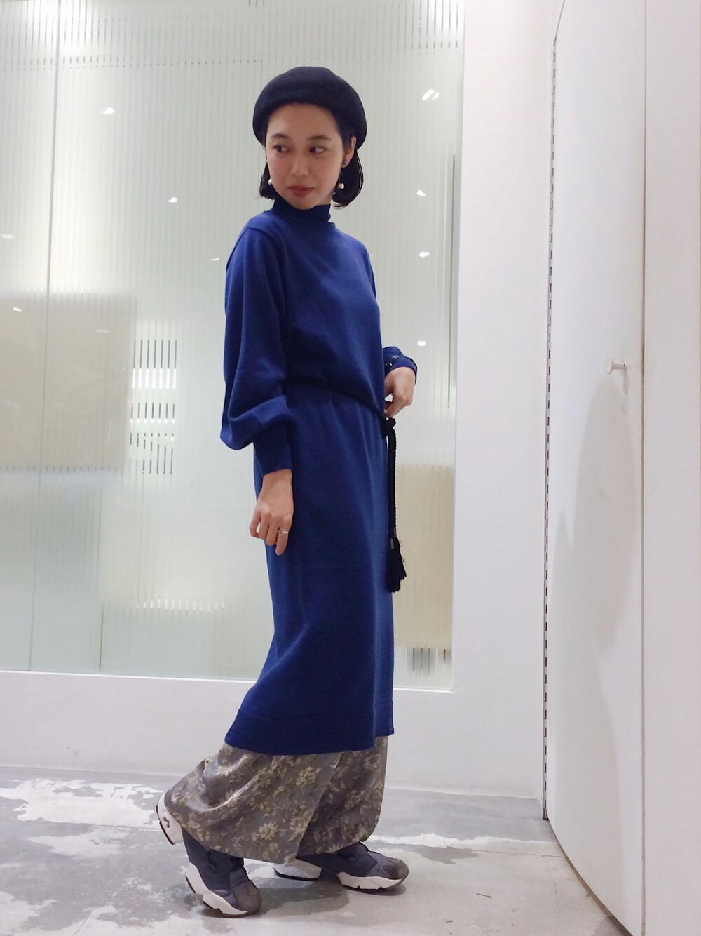 「caph、cardo fabrica、blue、knit、onepiece、pants、flower、print、winter、belet」｜「caphのcaph × odds　VASQUE BARET（ハンチング/ベレー帽、ブラック系）」を使った、MIYAMOさん（レディース・155cm）の秋コーディネートの1枚目の写真