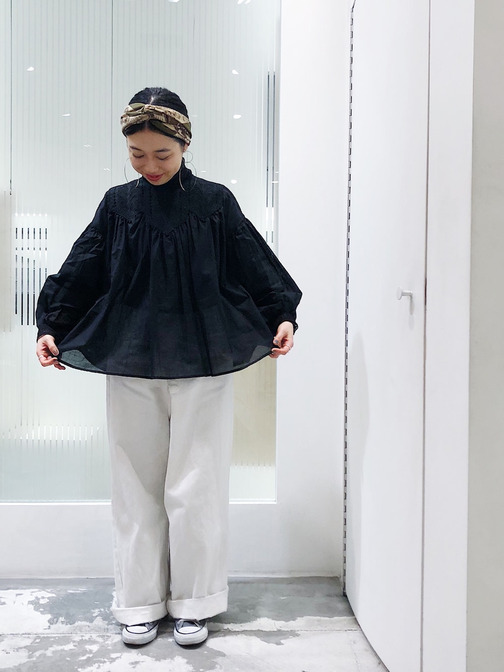 「cardo fabrica、note et silence、noteetsilence丸ビル、black、2018ss、spring、prespring、blouse、lace」｜「古着のアイテム（その他ヘアアクセサリー、ベージュ系）」を使った、MIYAMOさん（レディース・155cm）の冬コーディネートの1枚目の写真