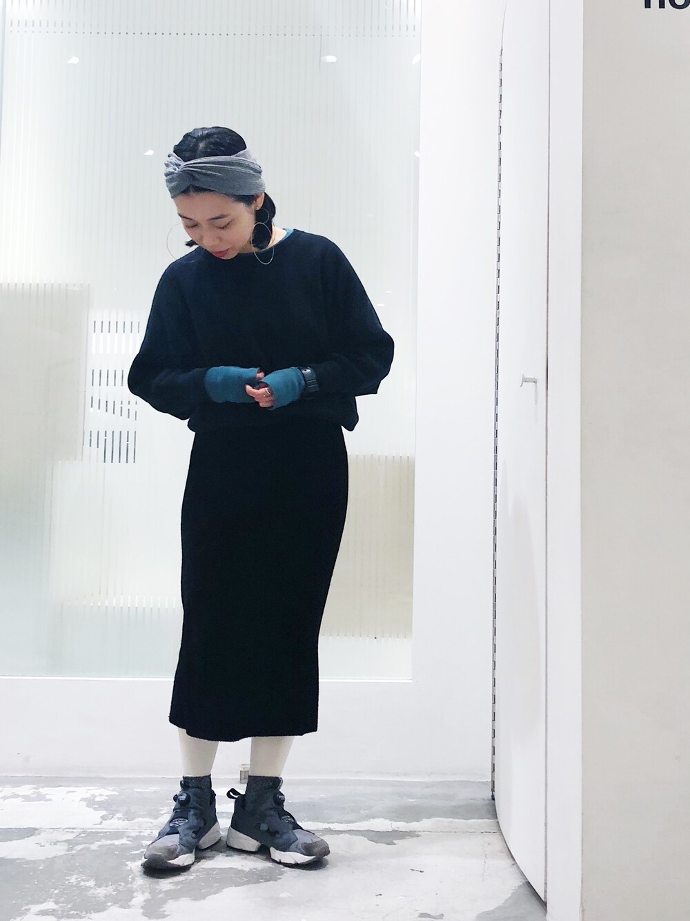 ブラック系のTシャツ/カットソー、グリーン系のTシャツ/カットソー、ブラック系のスカートを着用したレディースの冬コーディネートの1枚目の写真