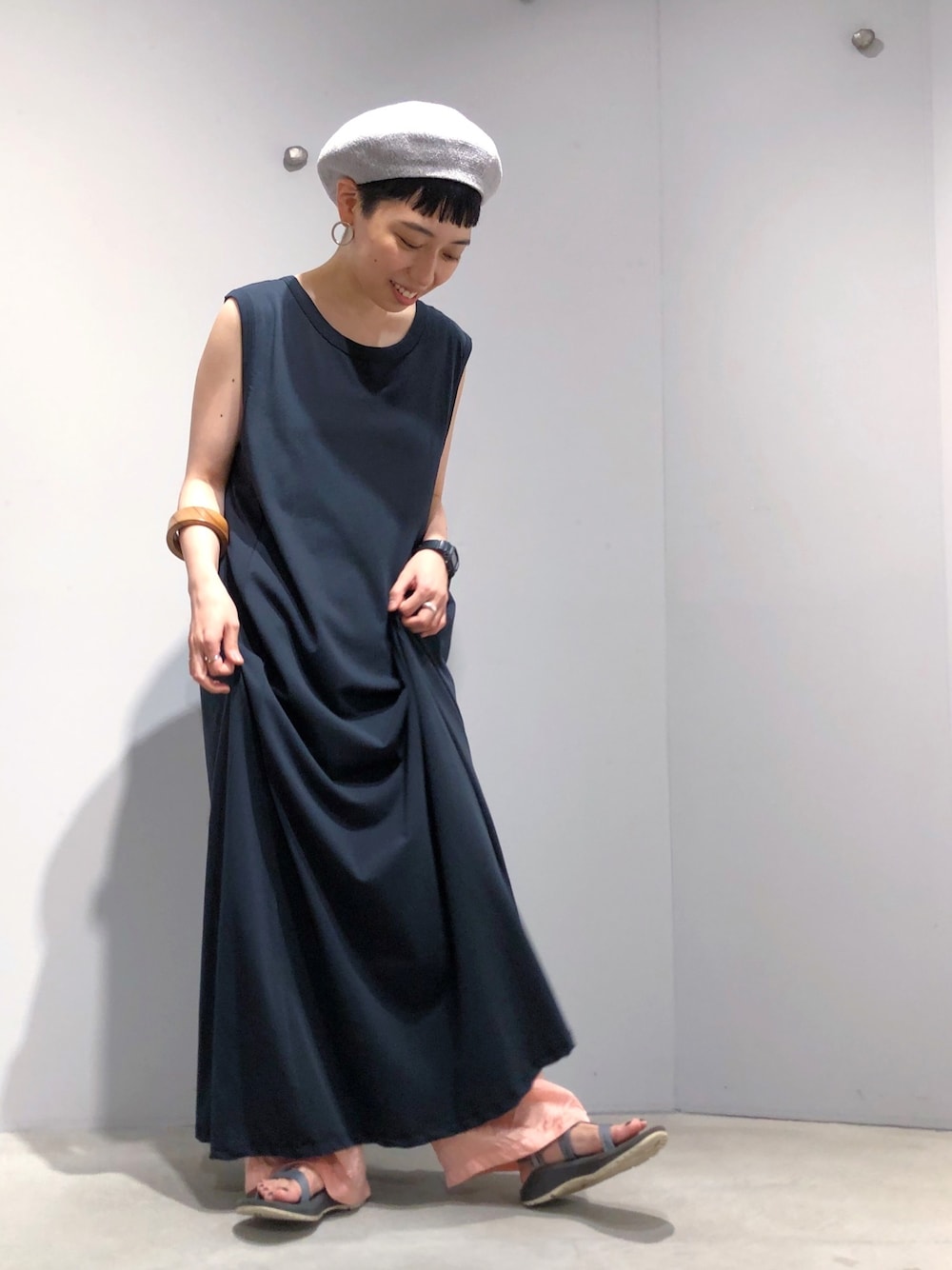 ブラック系のワンピース、ピンク系のパンツ、グレー系のサンダルを着用したレディースの夏コーディネートの1枚目の写真