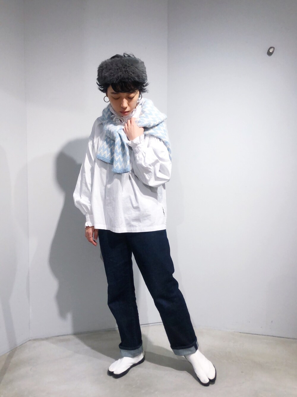 ホワイト系のブーツ、ホワイト系のシャツ/ブラウス、グレー系のヘアバンドを着用したレディースの秋コーディネートの1枚目の写真