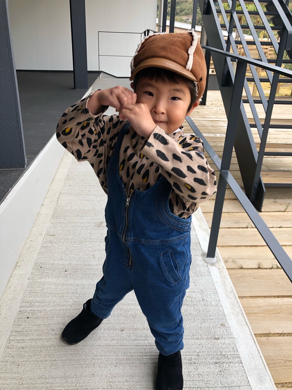 「FITHのアイテム（キャップ、ブラウン系）」を使った、Anriさん（レディース・168cm）の秋コーディネートの1枚目の写真