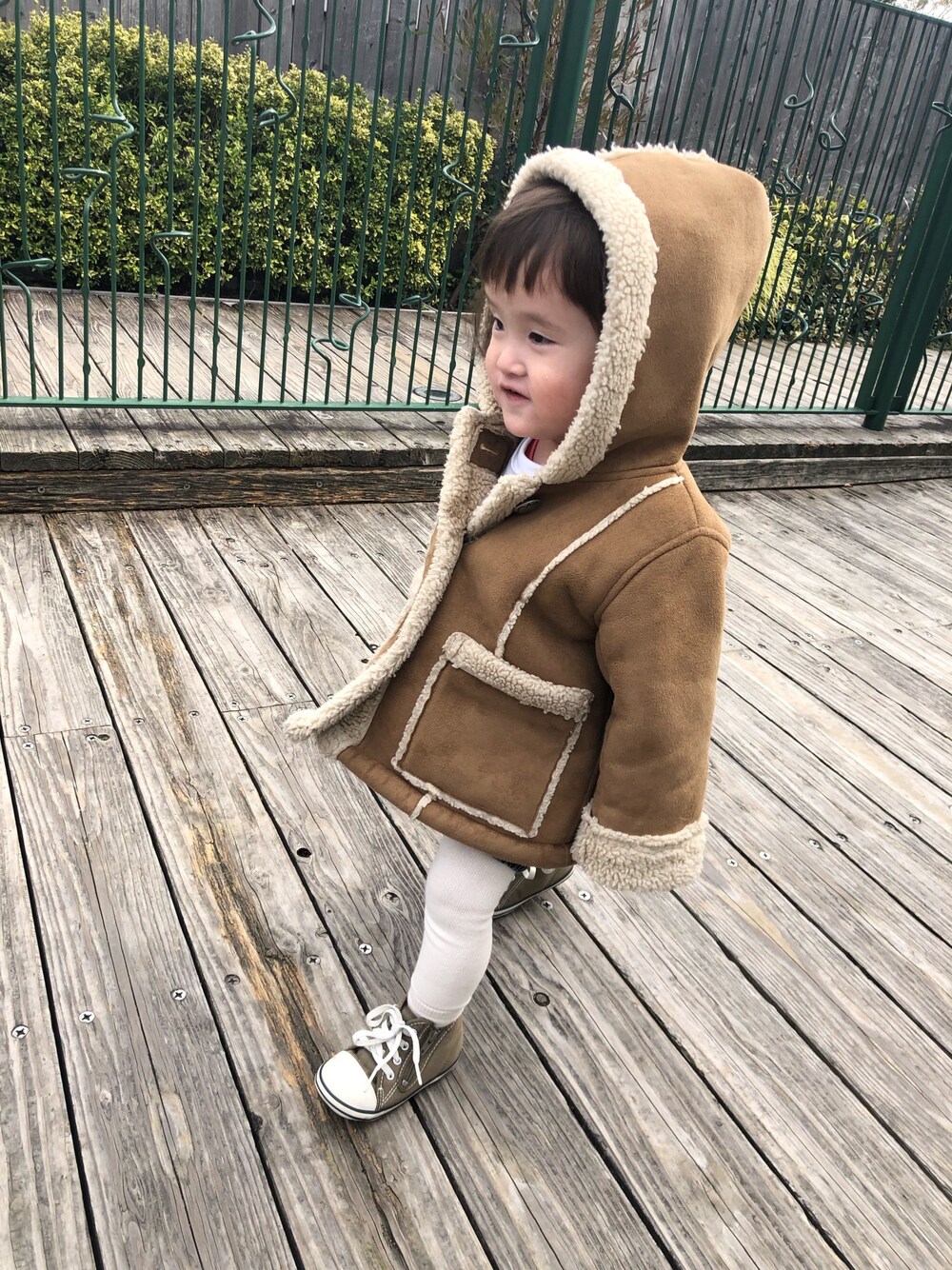 「JOURNAL STANDARD relumeのJOURNAL STANDARD relume KIDS: フェイクムートン  フードコート＃（ブルゾン、イエロー系）」を使った、Anriさん（キッズ・80cm）の秋コーディネートの1枚目の写真