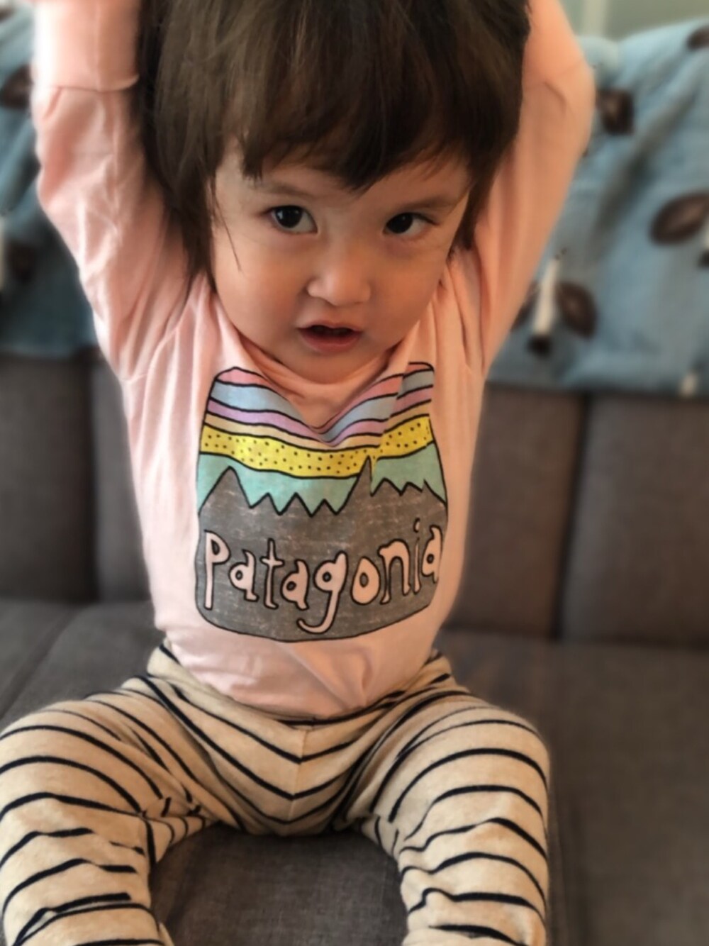 「patagoniaのアイテム（Tシャツ/カットソー、ピンク系）」を使った、Anriさん（レディース・168cm）の冬コーディネートの1枚目の写真