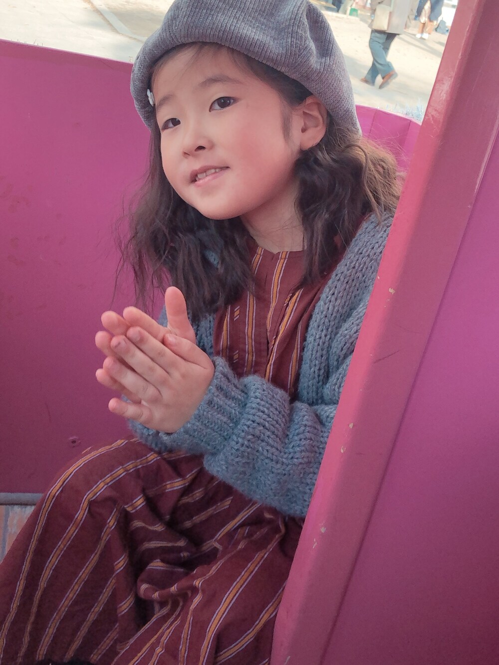 「URBAN RESEARCH DOORSのカラーストライプスキッパーワンピース(KIDS)（ワンピース、レッド系）」を使った、Anriさん（キッズ・120cm）の冬コーディネートの1枚目の写真