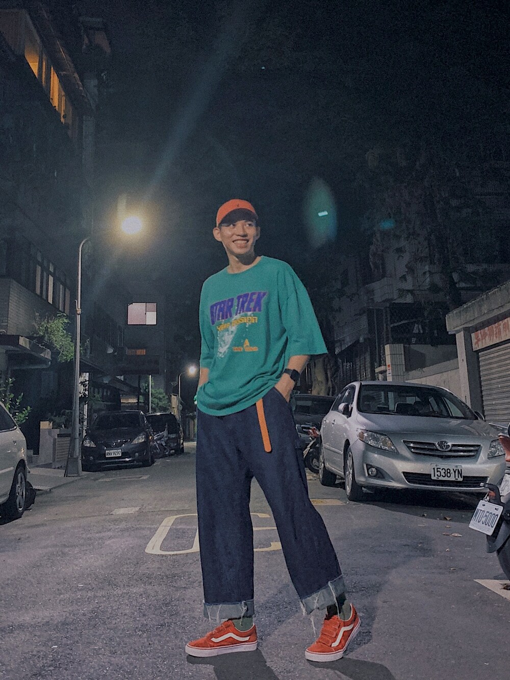 「街頭穿搭、oversize、ootd」｜「VANSのアイテム（シューズ、レッド系）」を使った、Linさん（メンズ・172cm）の夏コーディネートの1枚目の写真