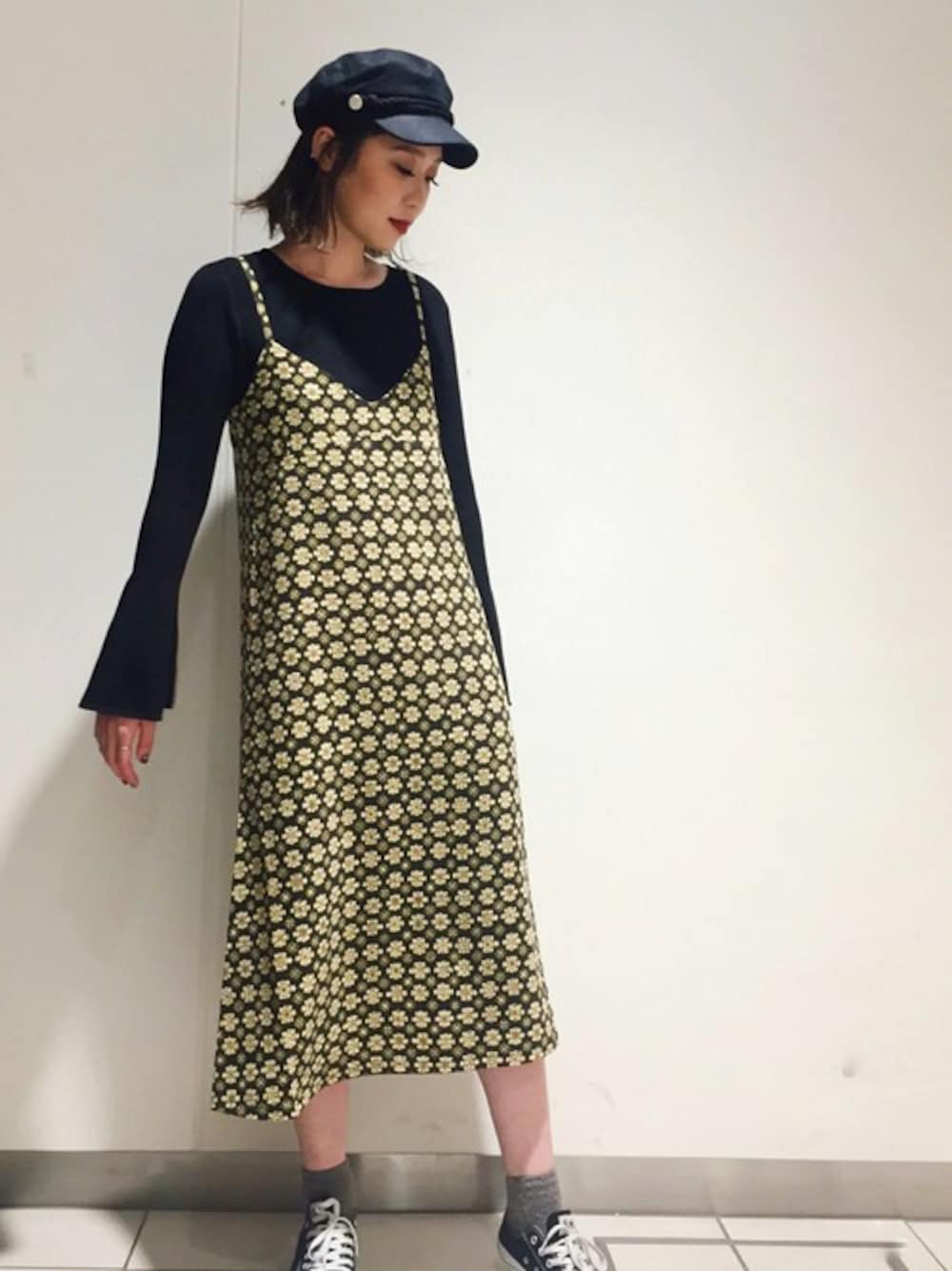 「静岡、柄ワンピース、AZUL by moussy、フレアスリーブ、マリンキャップ」｜「AZUL by moussyの小紋柄キャミワンピース（ワンピース、ブラウン系）」を使った、Yuka Sakakibaraさん（レディース・173cm）の冬コーディネートの1枚目の写真