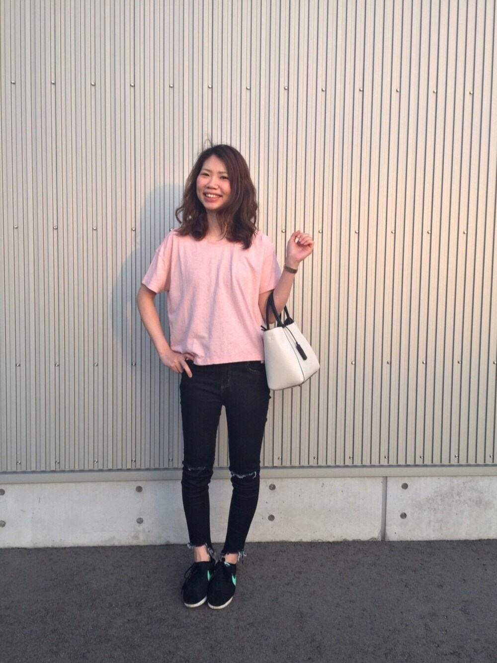 「エボルイール、ジーナシス(JEANASIS)、マークバイマークジェイコブス、ナイキ、ファッティー、ZARA、パンツスタイル」｜「ZARAのアイテム（ハンドバッグ、ホワイト系）」を使った、ArisAさん（レディース・164cm）の夏コーディネートの1枚目の写真