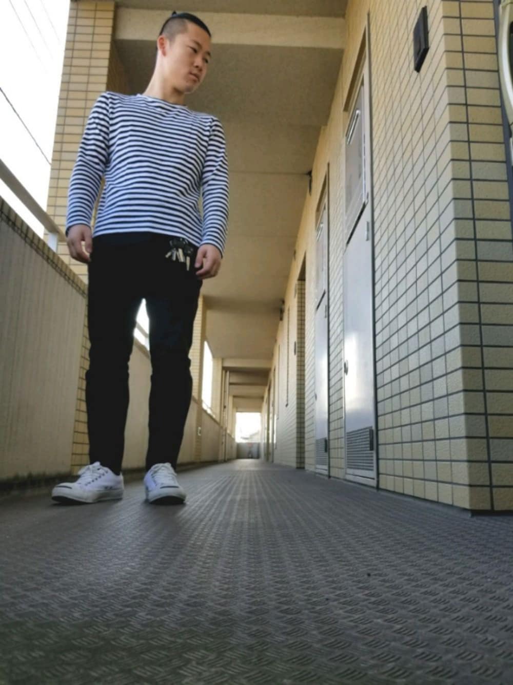 「秋コーデ、ゆるコーデ、秋、おしゃれさんと繋がりたい、streetstyle、シンプル、fashion、black、スキニー」｜「RAGEBLUEの＜WEB限定サイズ登場！＞【縦横に伸びる】ストレッチスキニーパンツ/763389（その他パンツ、ブラック系）」を使った、つちはるさん（メンズ・160cm）の秋コーディネートの1枚目の写真