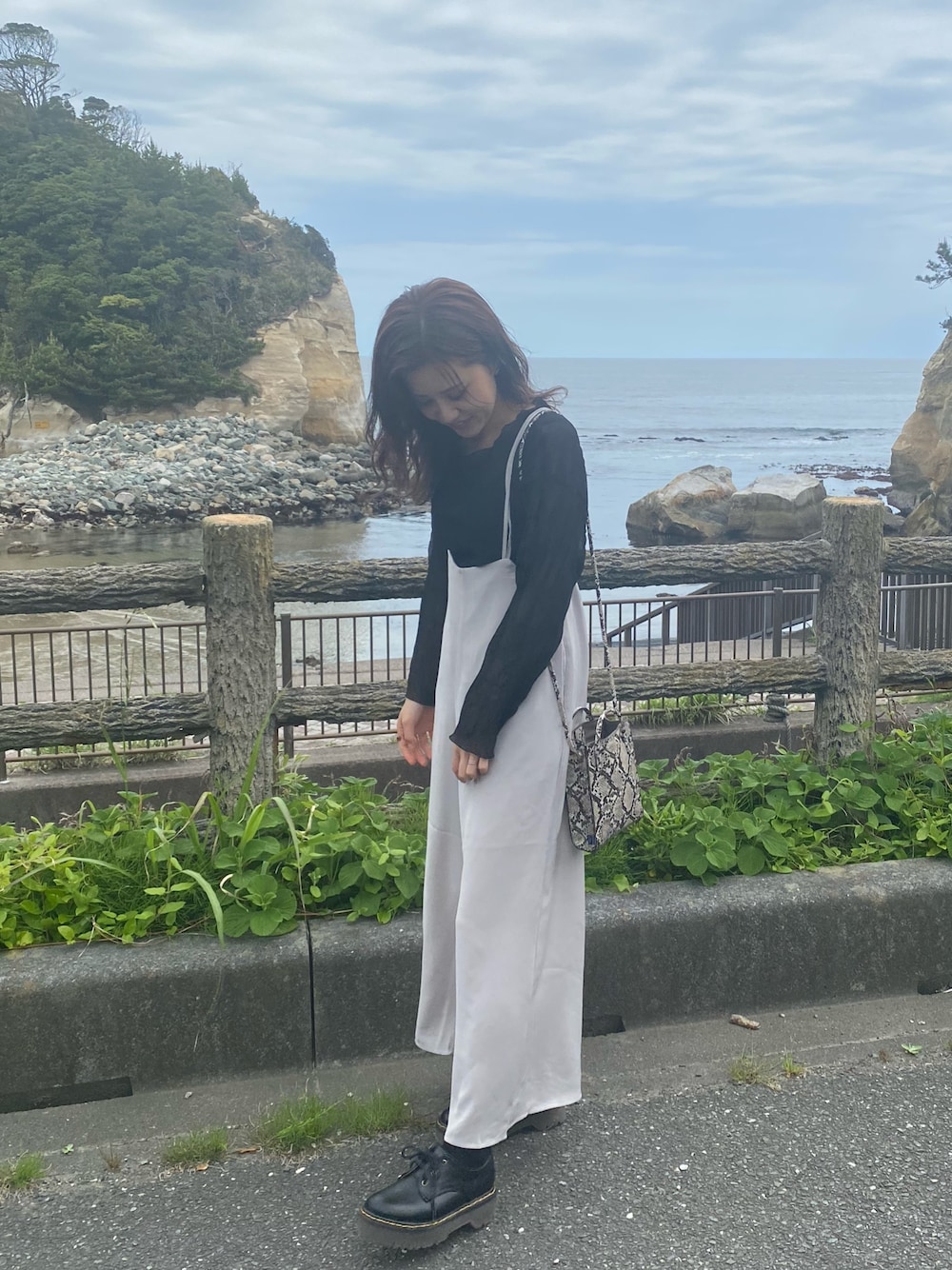 「シンプルスタイル、休日コーデ、春コーデ、今日のコーデ、シアー、GUコーデ、LOWRYS FARM」｜「LOWRYS FARMのシアープリーツプルオーバー　877404（Tシャツ/カットソー、ブラック系）」を使った、deraさん（レディース・156cm）の春コーディネートの1枚目の写真