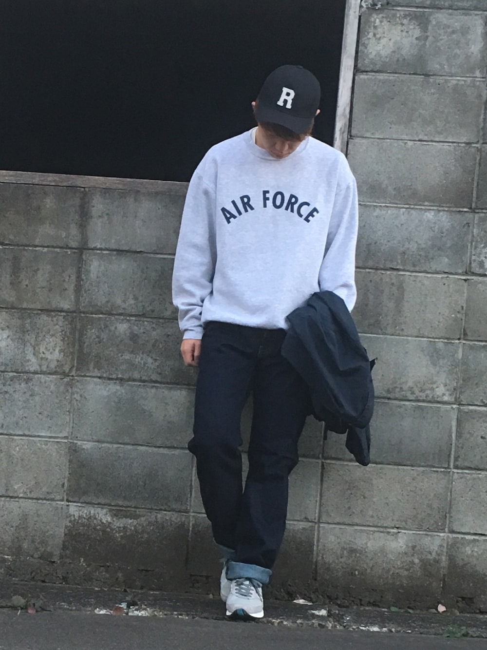 「シンプルコーデ、デニムパンツ、Levi's、スニーカー、ニューバランス、993、ヴィンテージ、古着」｜「NEW BALANCEのアイテム（スニーカー、グレー系）」を使った、takaさん（メンズ・170cm）の冬コーディネートの1枚目の写真