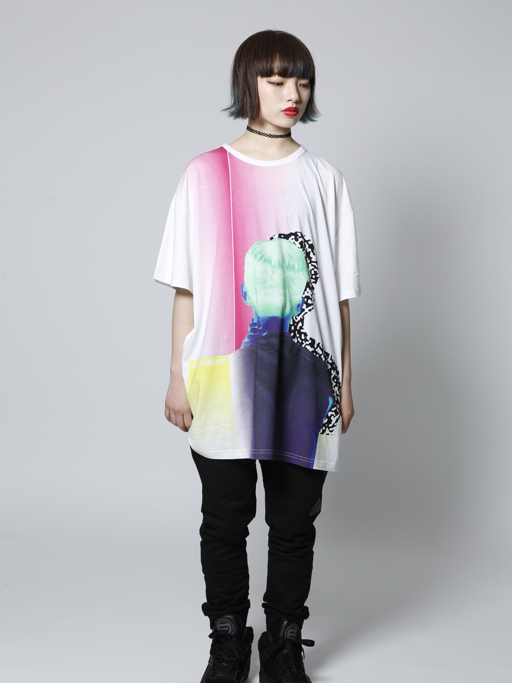 ブラック系のデニムパンツ、ホワイト系のTシャツ/カットソーを着用したレディースの春コーディネートの1枚目の写真