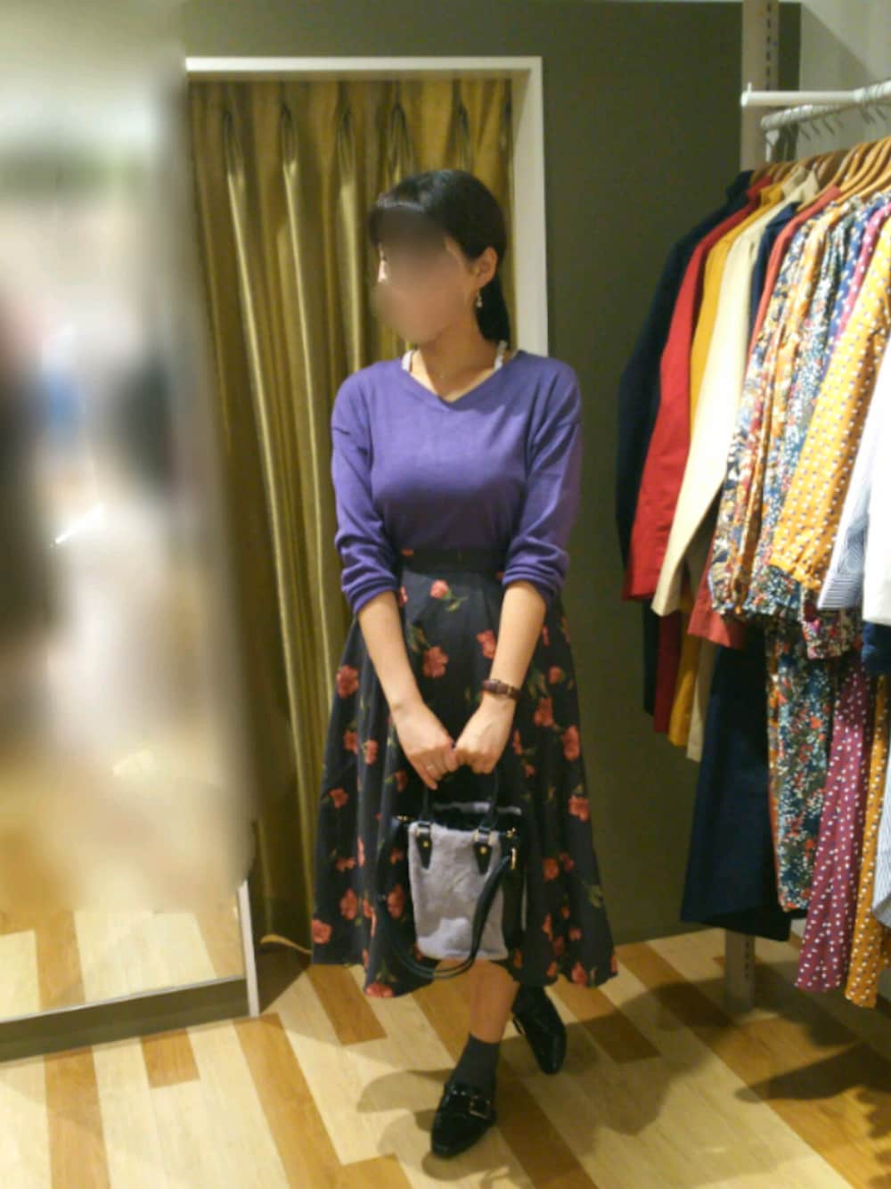 パープル系のニット/セーター、グレー系のショルダーバッグを着用したレディースの秋コーディネートの1枚目の写真