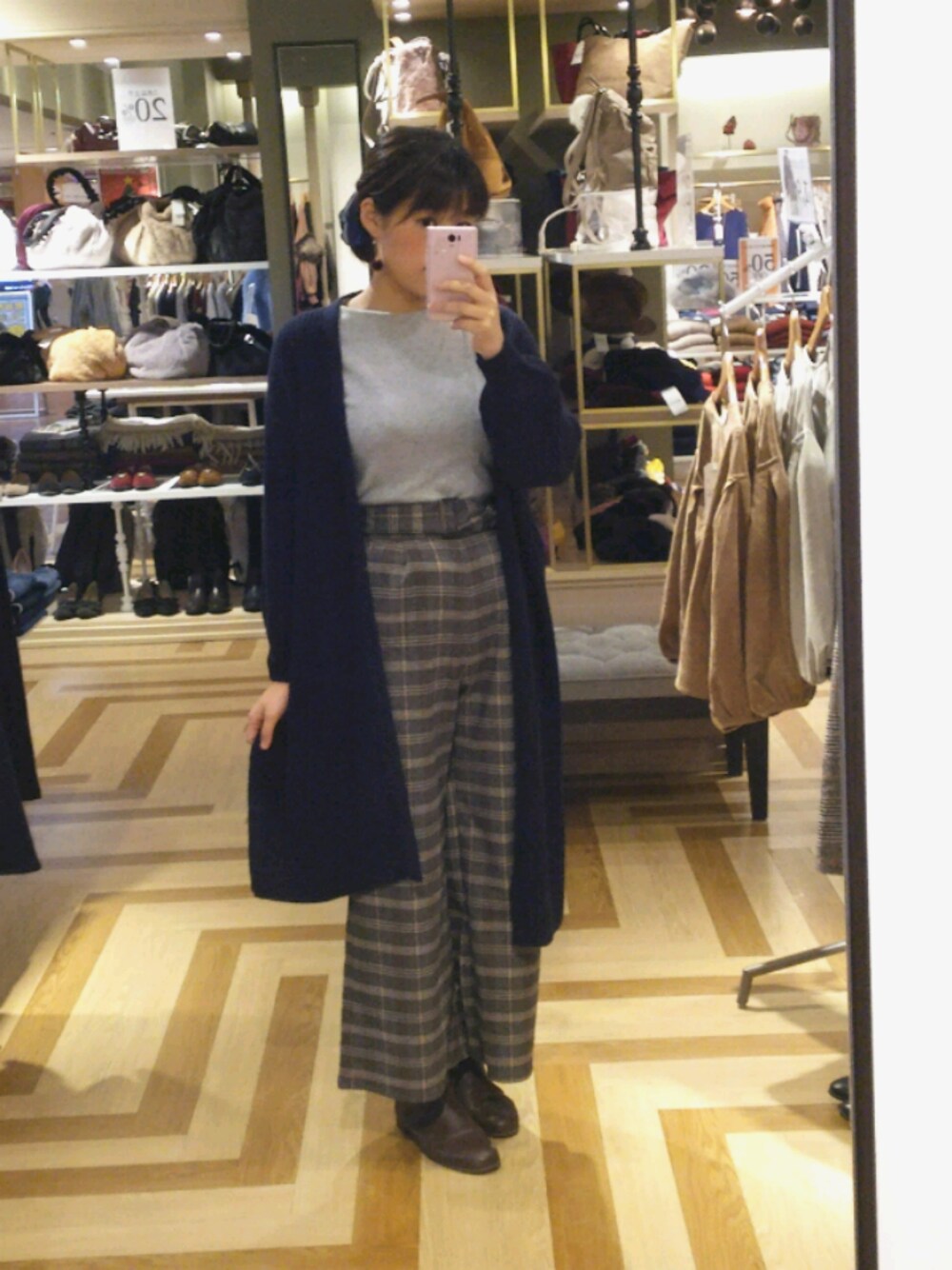 「グリーンパークス、グレンチェック、ロングカーディガン、フユコーデ」｜「Green　Parksのグレンチェックワイドパンツ（その他パンツ、ブラック系）」を使った、さきさん（レディース・165cm）の秋コーディネートの1枚目の写真
