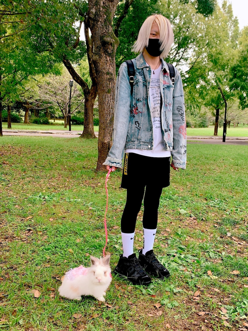 「舎人公園、うさんぽ、薫プロデュースTシャツ」｜「GuessのDILLON GRAFFITI DENIM JACKET（デニムジャケット、ブルー系）」を使った、takuyaさん（メンズ・185cm）の秋コーディネートの1枚目の写真