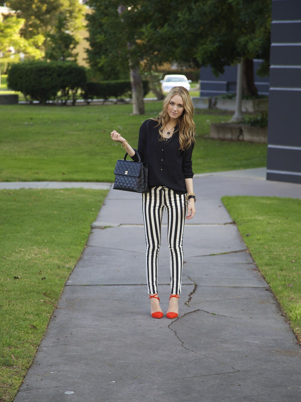 「BAG、blouse、bracelet、chanel、FOREVER 21、heels、J.CREW、pants、top、ZARA」｜Sheridan Gregoryさん（レディース）の夏コーディネートの1枚目の写真
