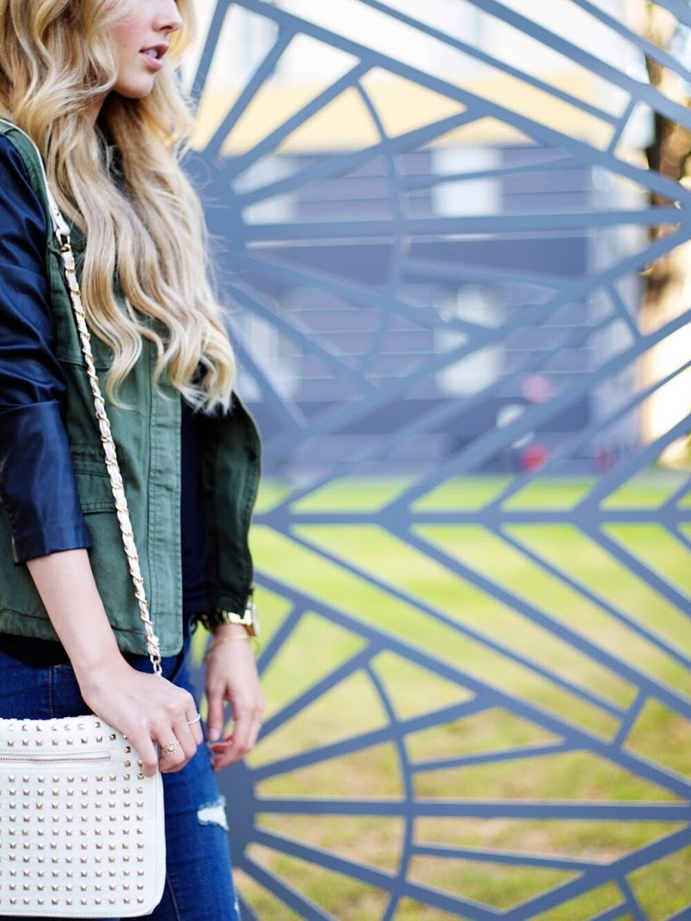 「BAG、chain、cross-body、distressed、FOREVER 21、jacket 、jeans、leather、Windsor、ZARA」｜Sheridan Gregoryさん（レディース）の夏コーディネートの1枚目の写真