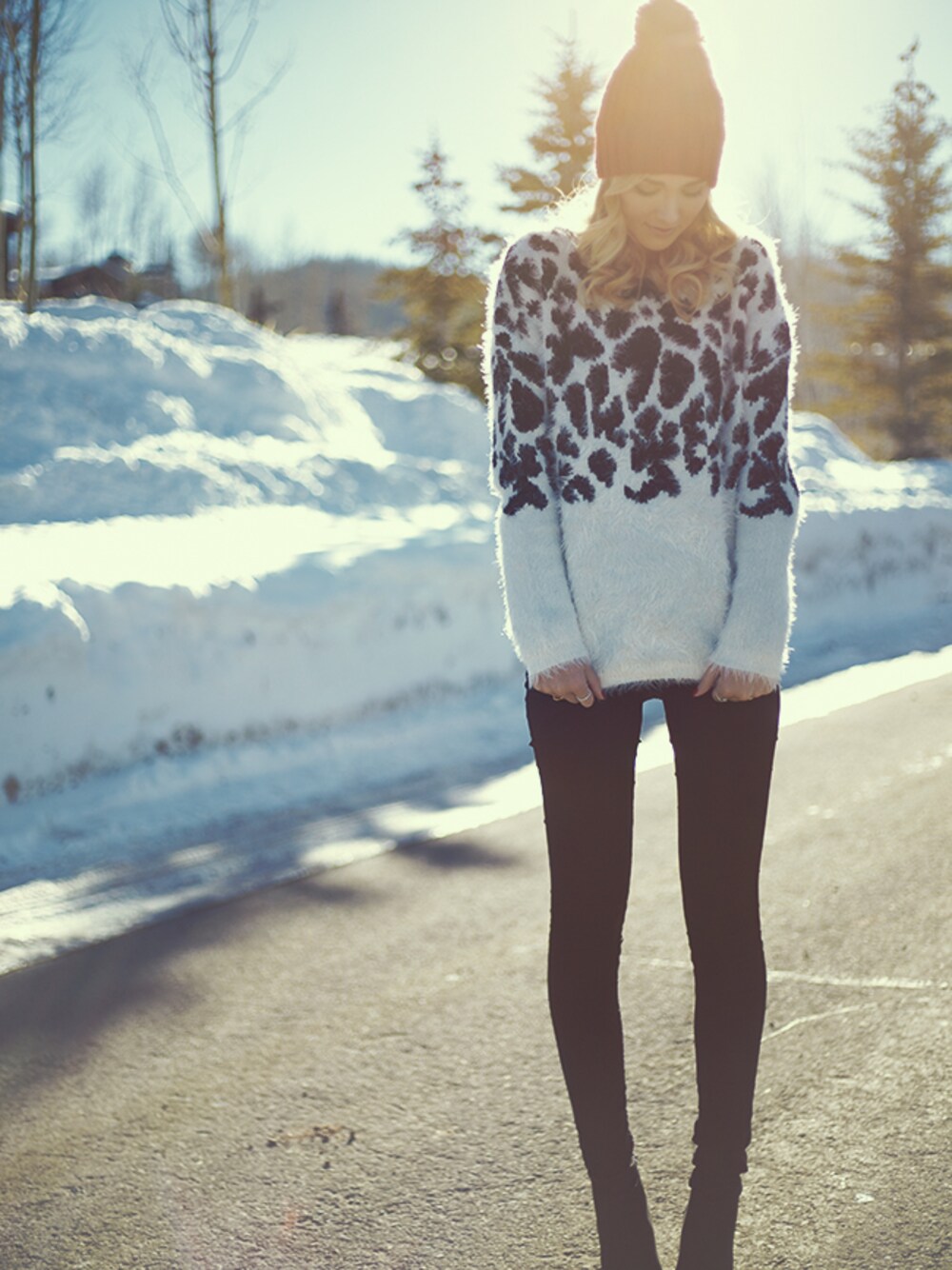 「beanie、FOREVER 21、fuzzy、hat、jeggings、leopard、Nordstrom、pants、sweater、Windsor」｜Sheridan Gregoryさん（レディース）の冬コーディネートの1枚目の写真