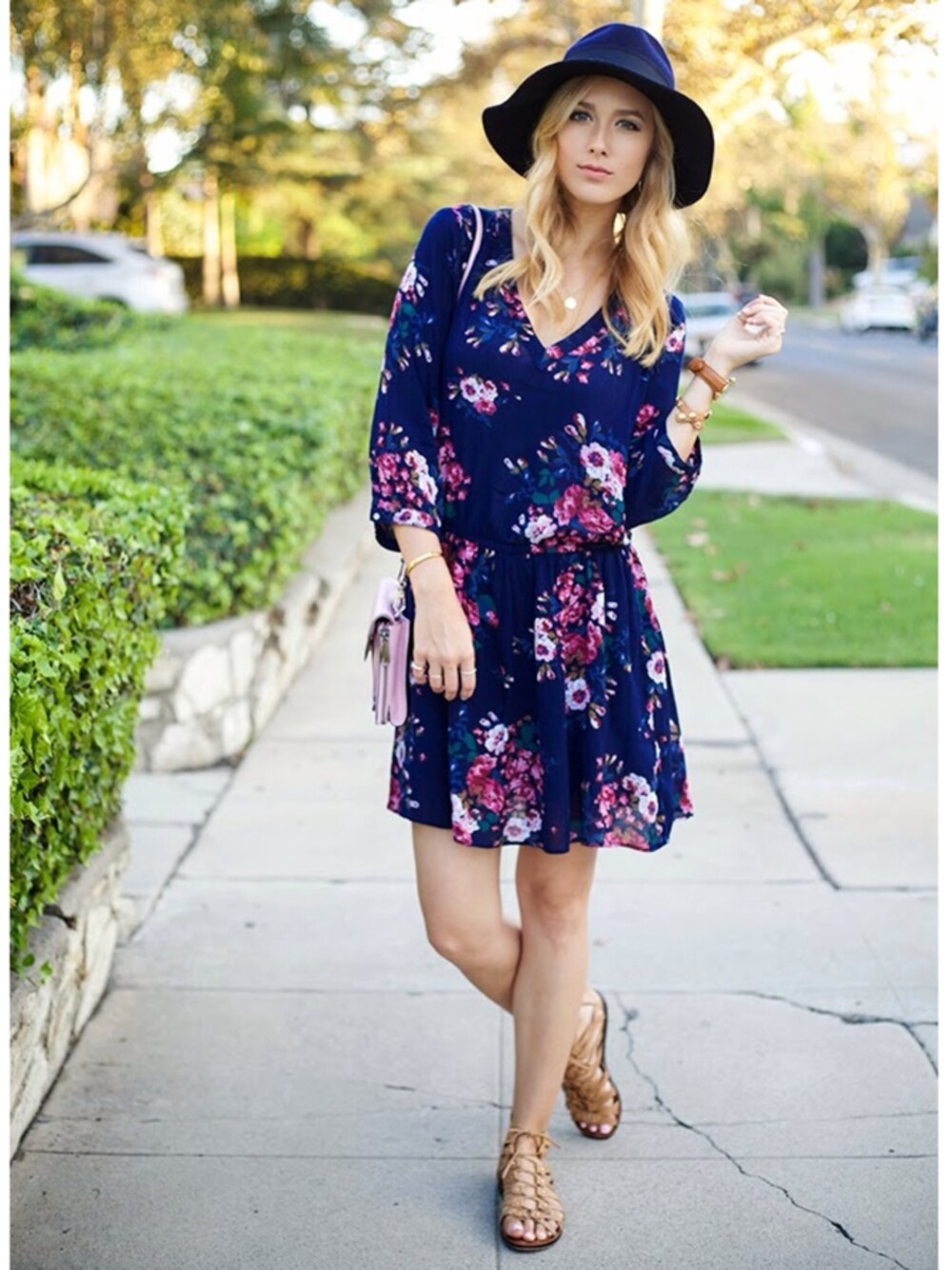 「BAG、cross-body、dolce vita、dress、floral、H&M、hat、REBECCA MINKOFF、sandals、SENSI」｜Sheridan Gregoryさん（レディース）の秋コーディネートの1枚目の写真