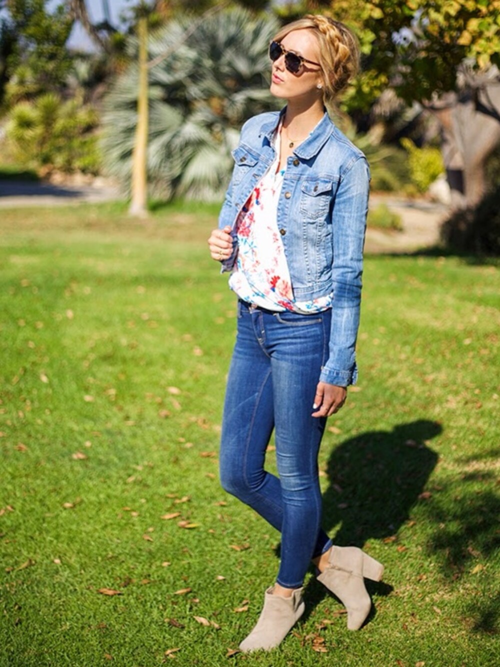 「denim、Dittos、floral、GAP、jacket 、jeans、proof eyewear、She Inside、Sunglasses、top」｜Sheridan Gregoryさん（レディース）の秋コーディネートの1枚目の写真