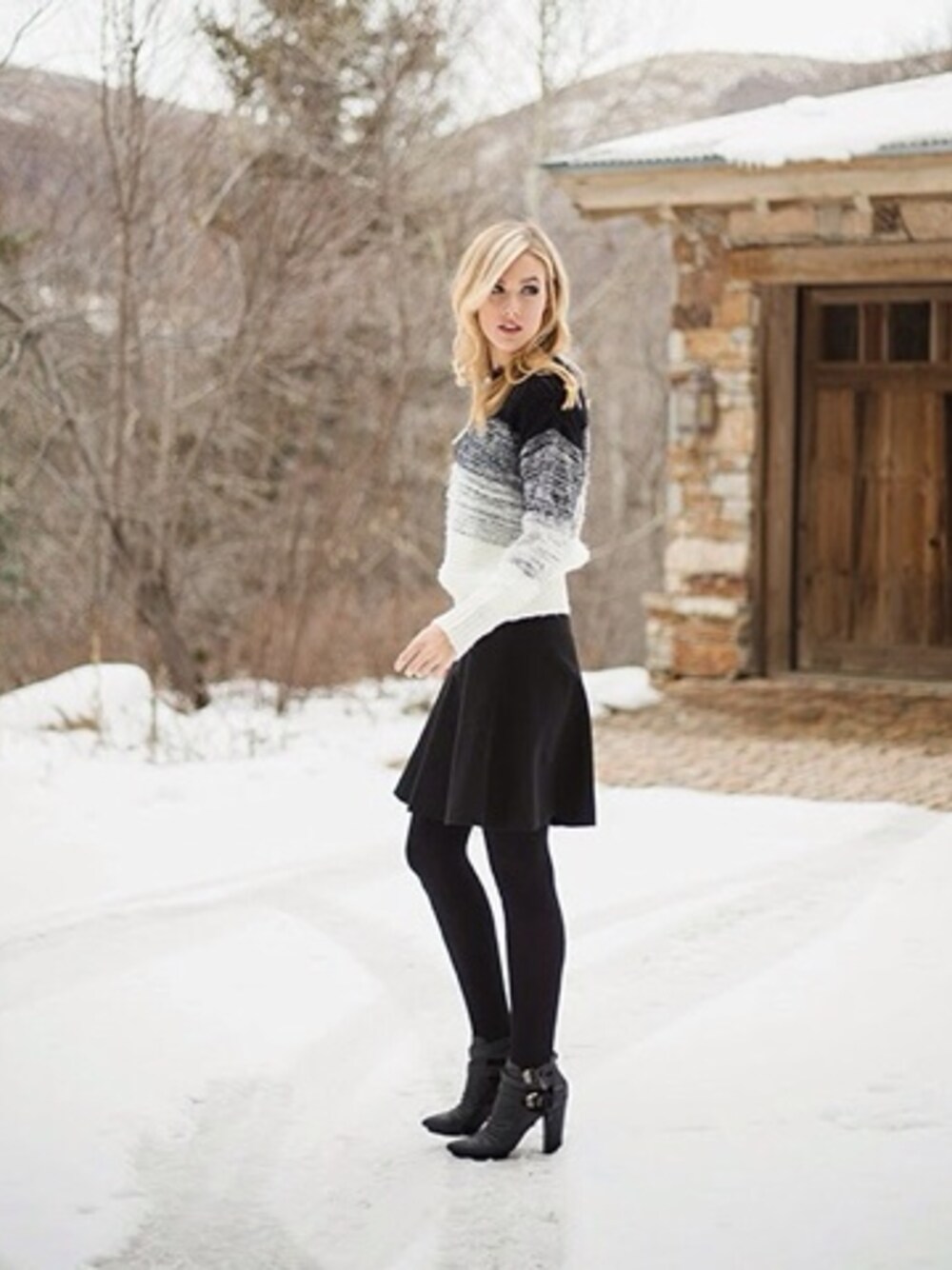 「booties、fleece、No Rest For Bridget、shopbop.com、skater、skirt、sweater、Tights、Yosi Samra、ZARA」｜Sheridan Gregoryさん（レディース）の秋コーディネートの1枚目の写真