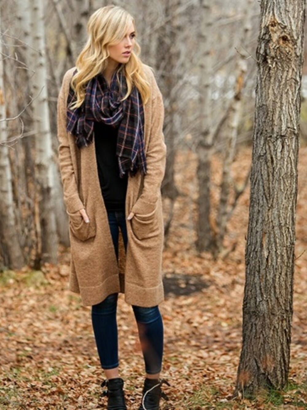 「asos、booties、cardigan、JEFFREY CAMPBELL、plaid、scarf、sole society、sweater」｜Sheridan Gregoryさん（レディース）の冬コーディネートの1枚目の写真